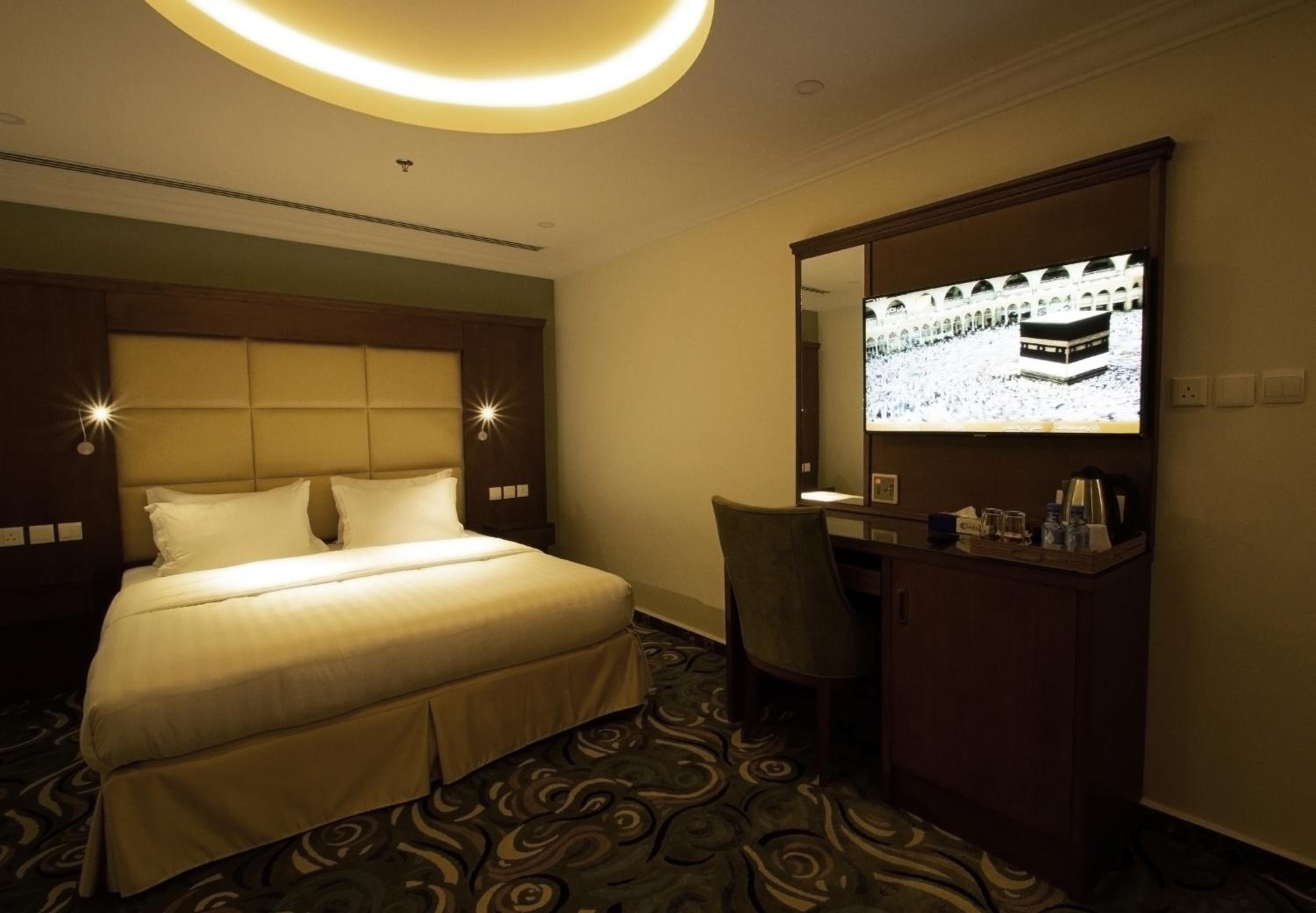 Deluxe Room (2 Adults + 1 Child) - Photo 4