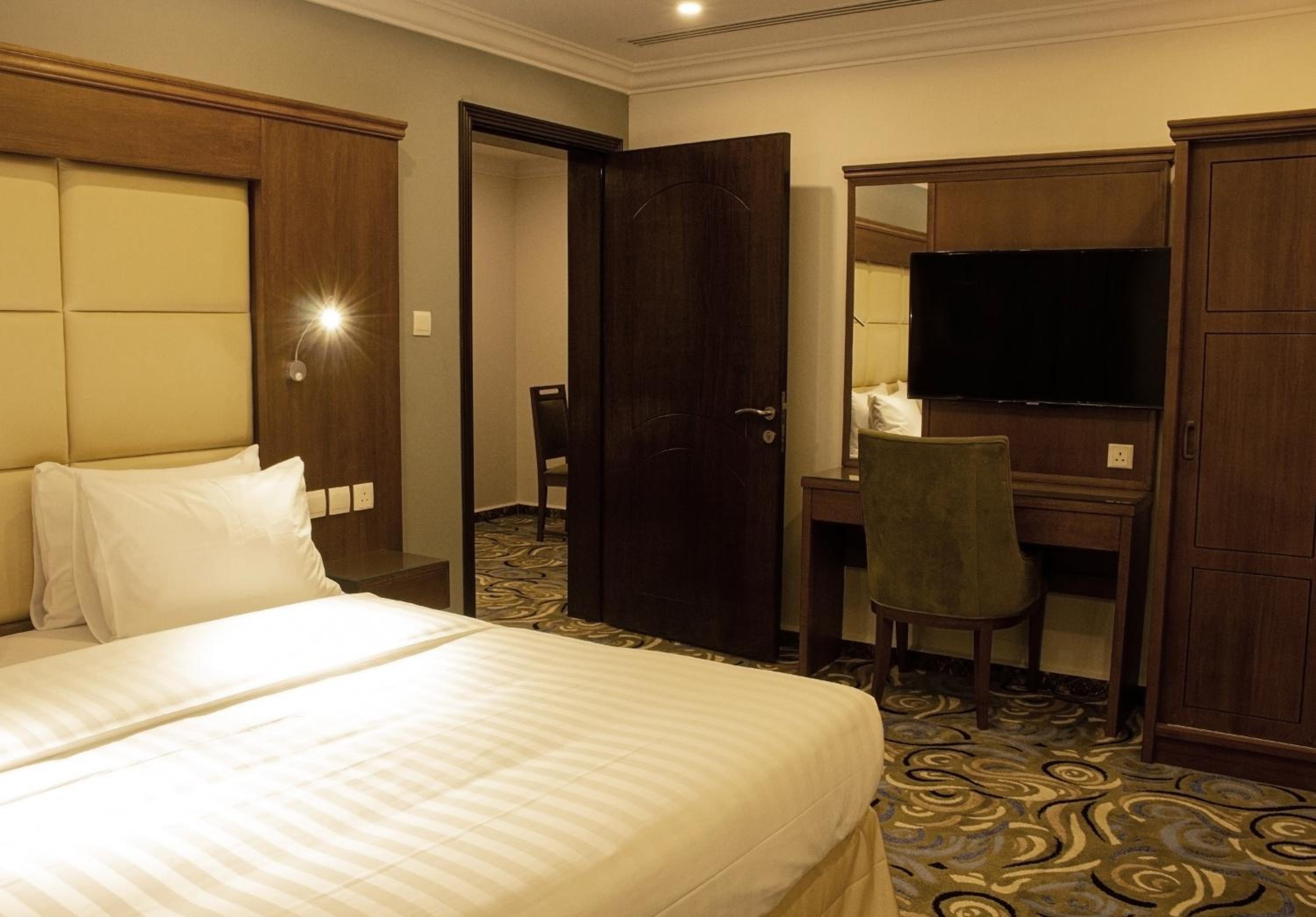 Executive Suite - Photo 2
