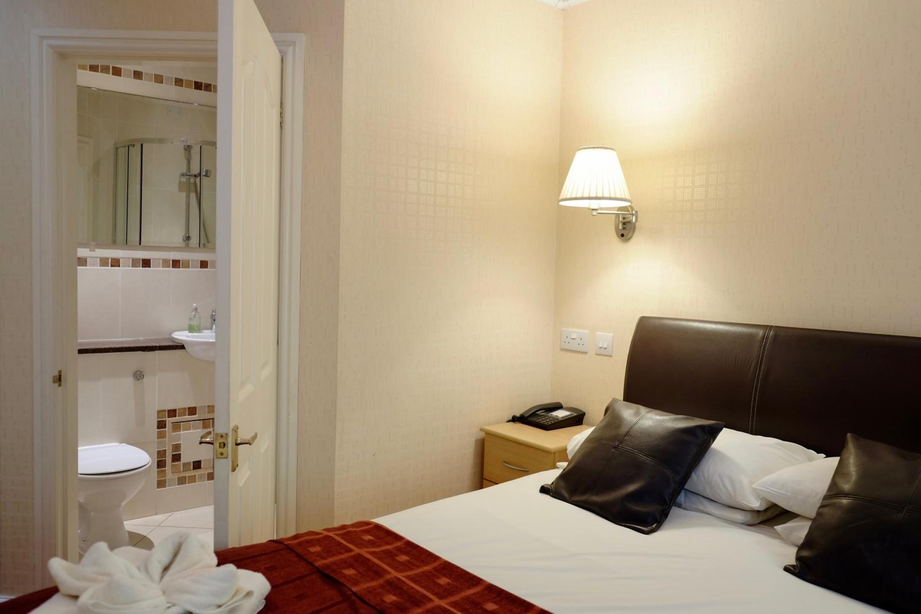 Double Room - Photo 12