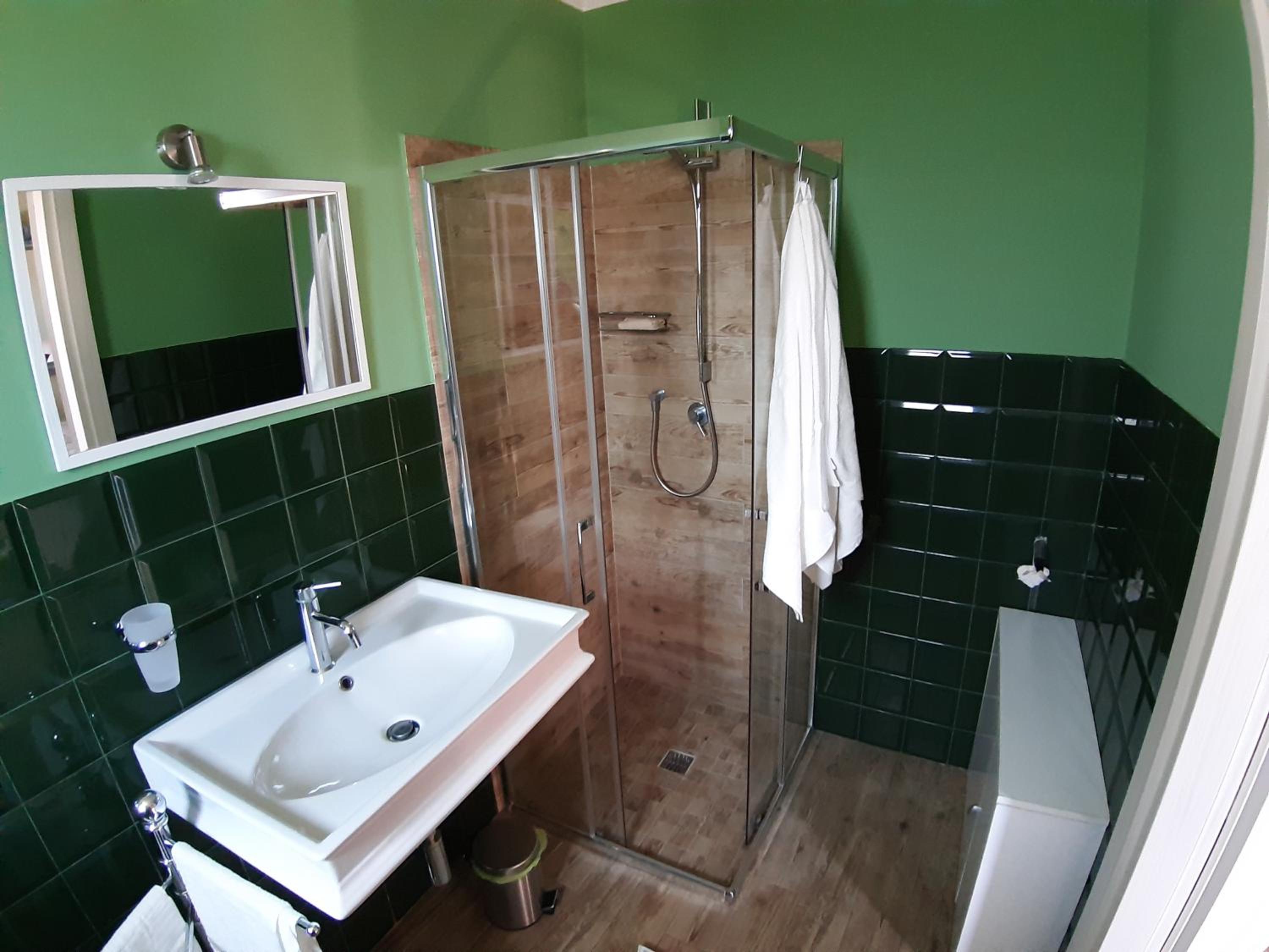 Large Double Room - Photo 4