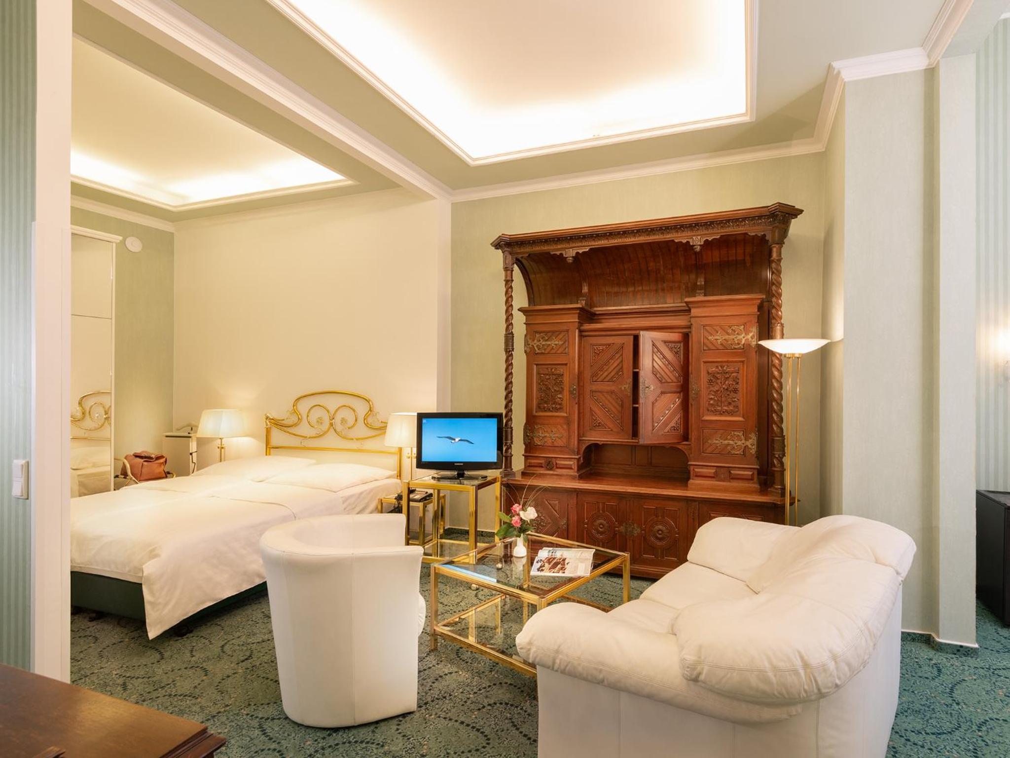 Suite - Photo 1
