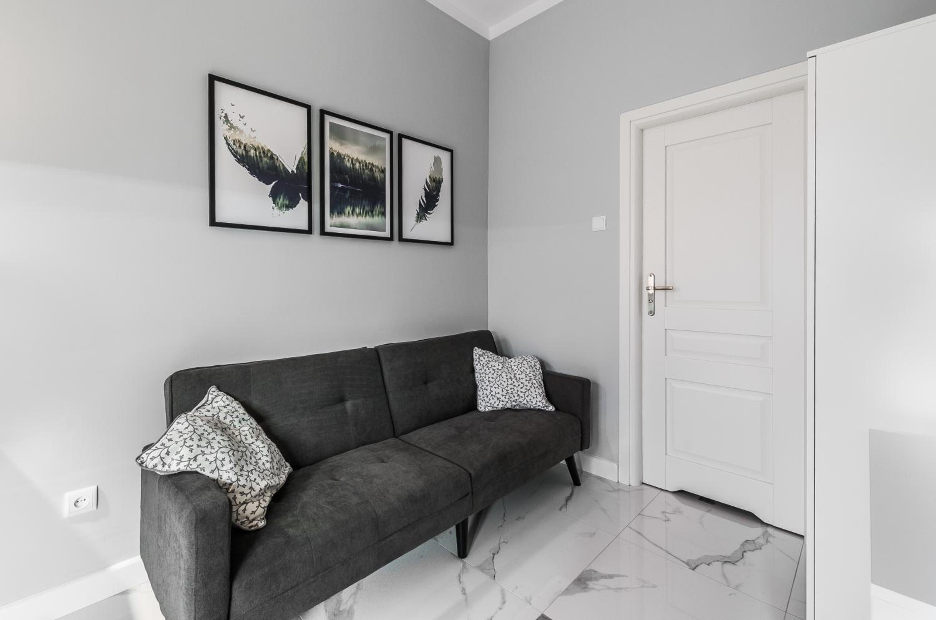 Budget One-Bedroom Apartment with Courtyard View - Photo 3
