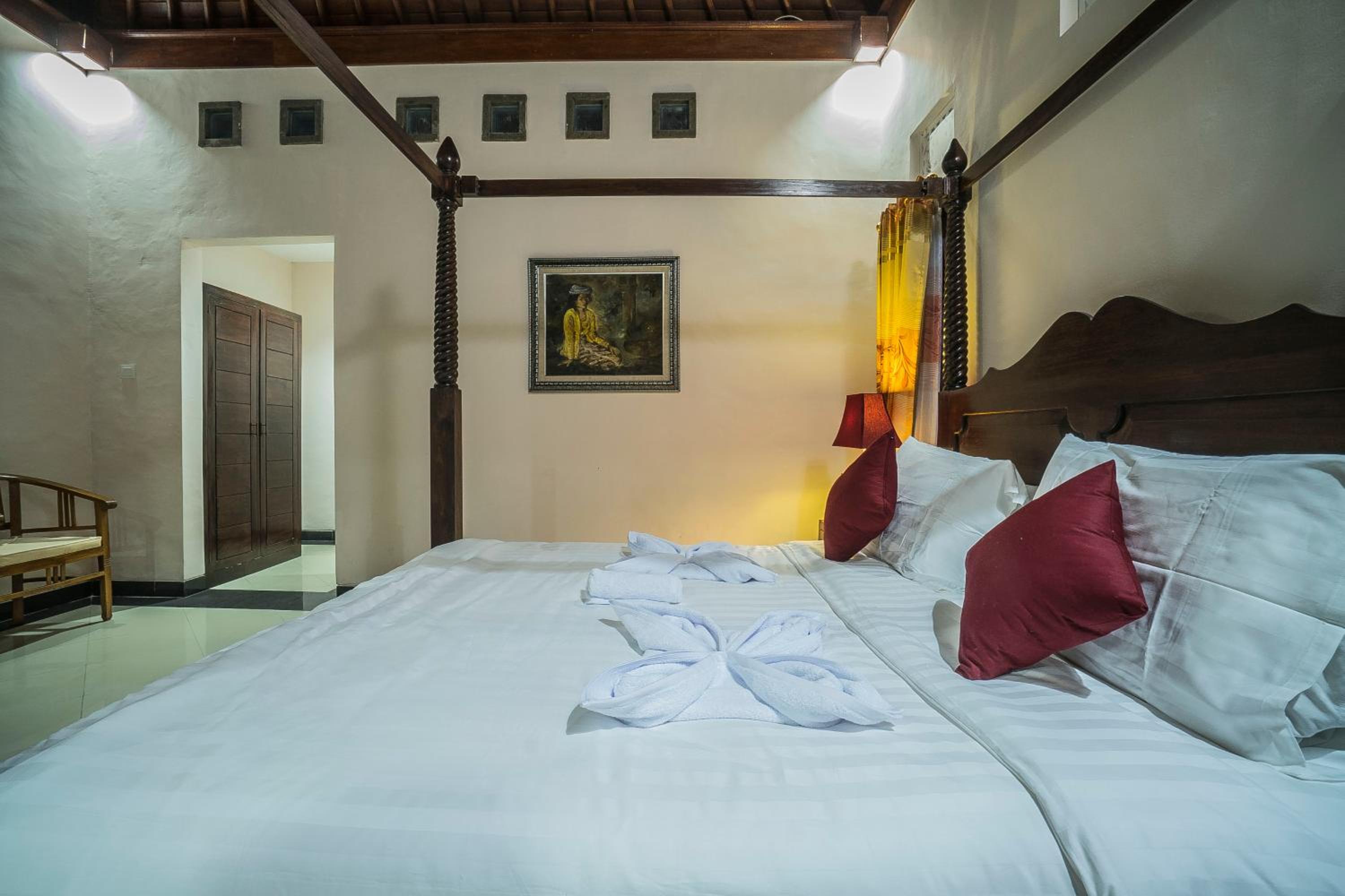 Deluxe Double Room with Bath - Photo 13
