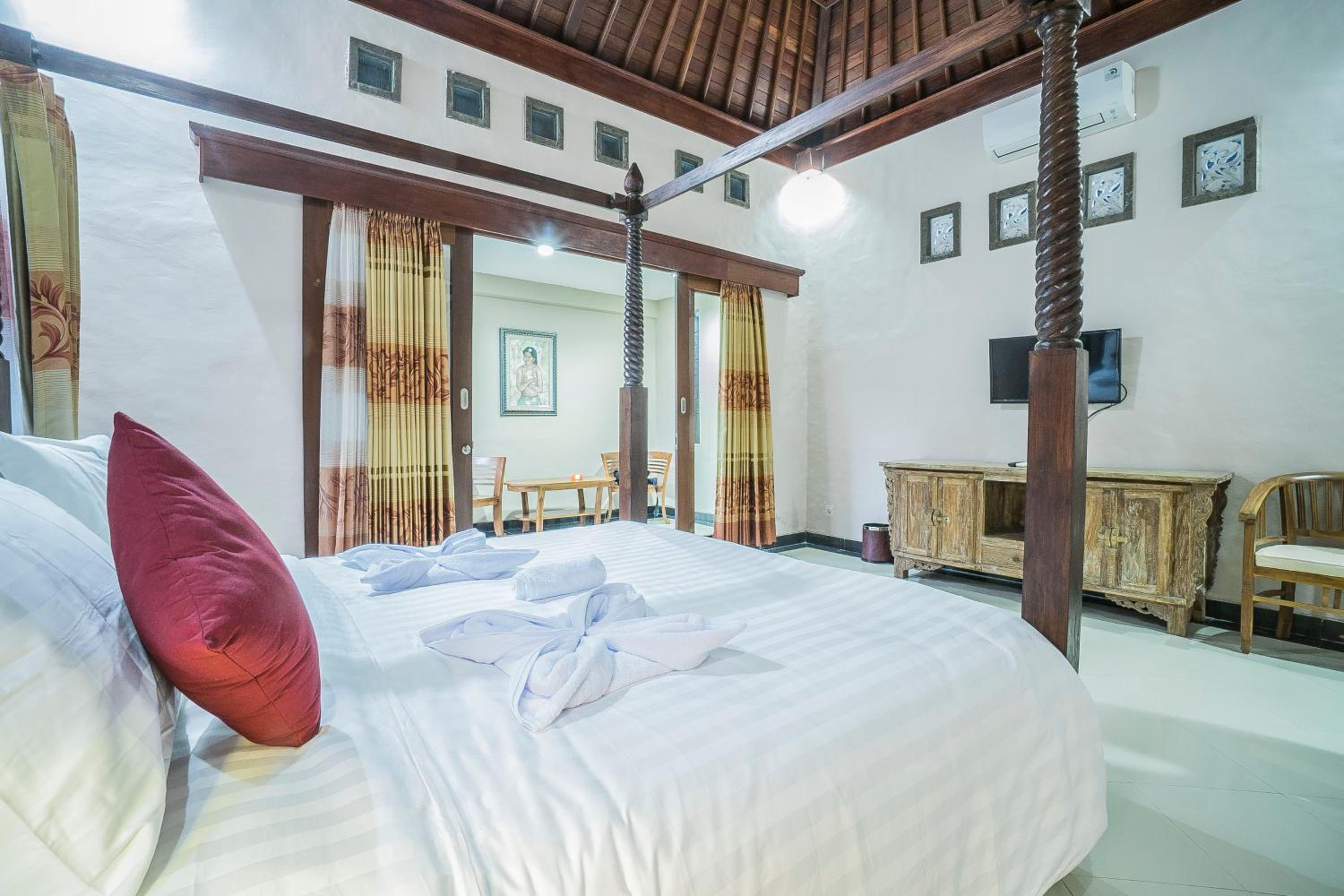 Deluxe Double Room with Bath - Photo 11