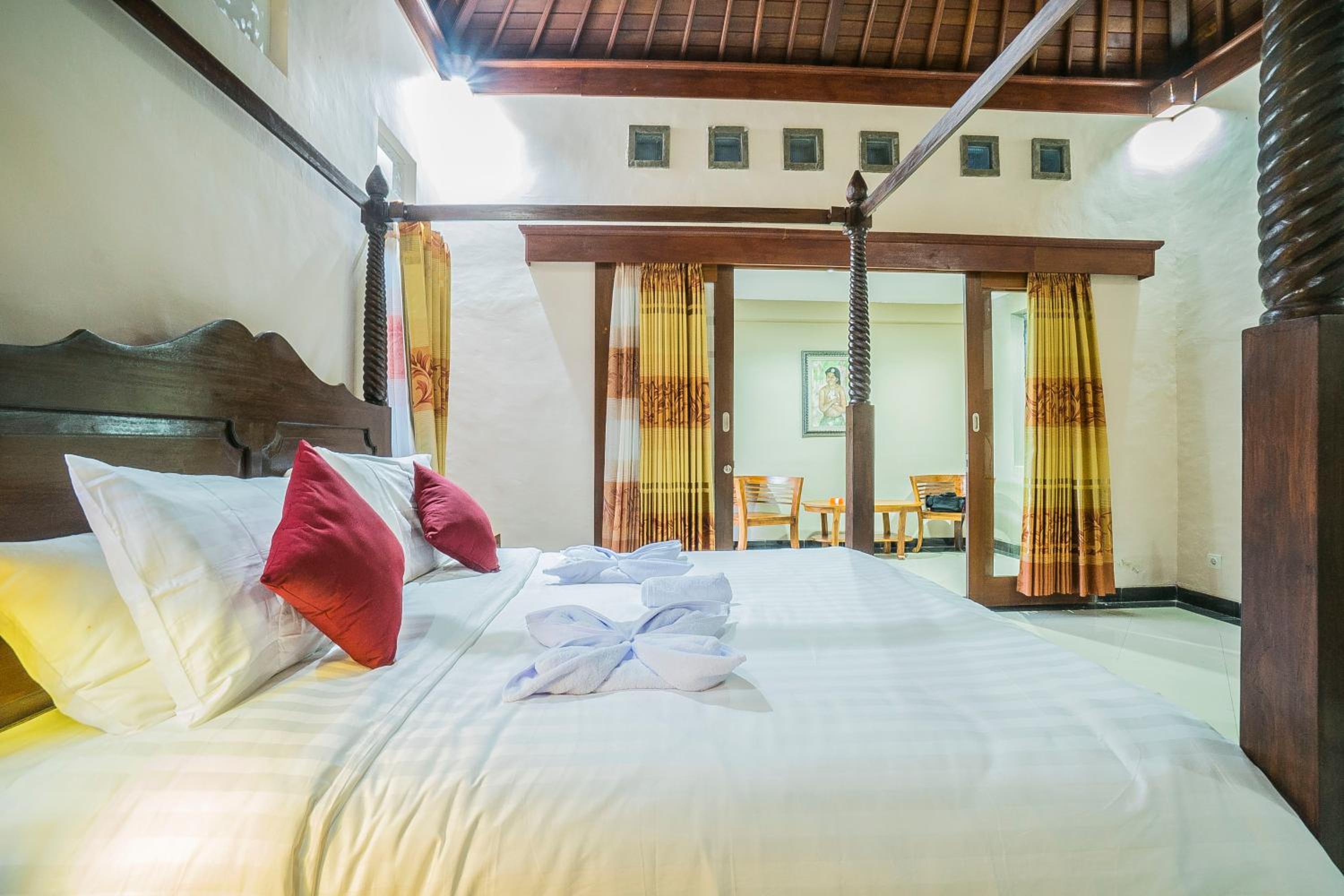 Deluxe Double Room with Bath - Photo 10
