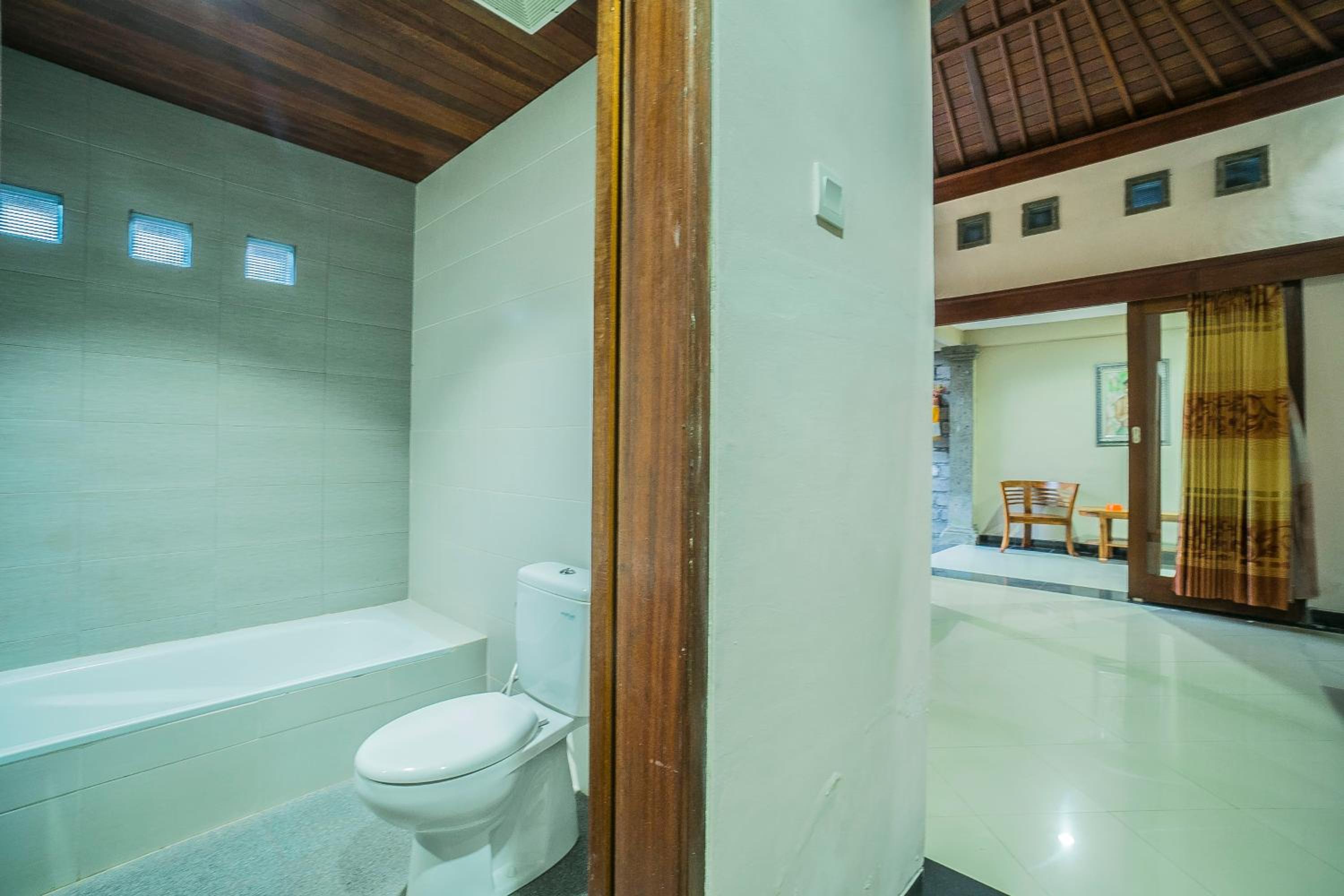Deluxe Double Room with Bath - Photo 8