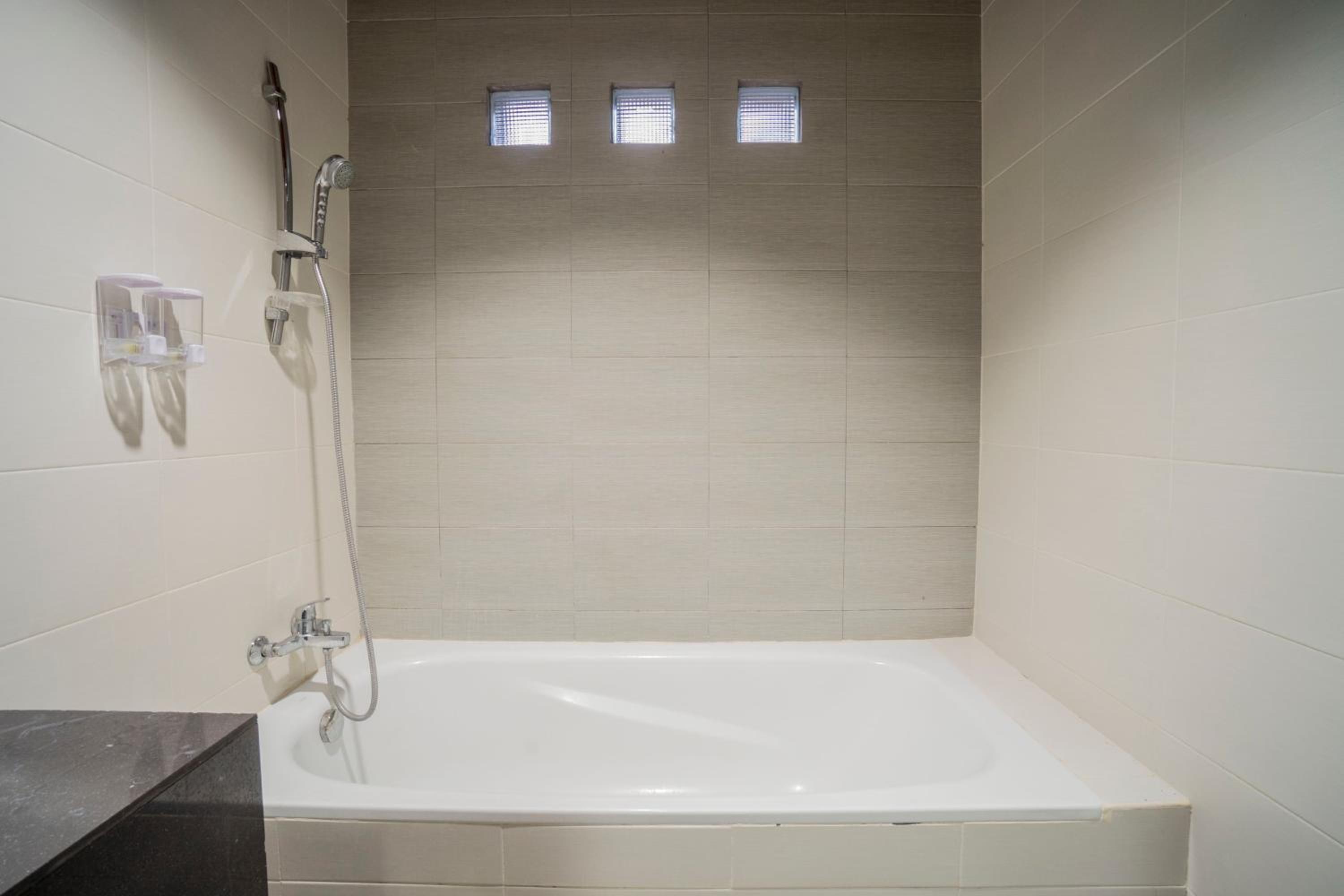 Deluxe Double Room with Bath - Photo 6