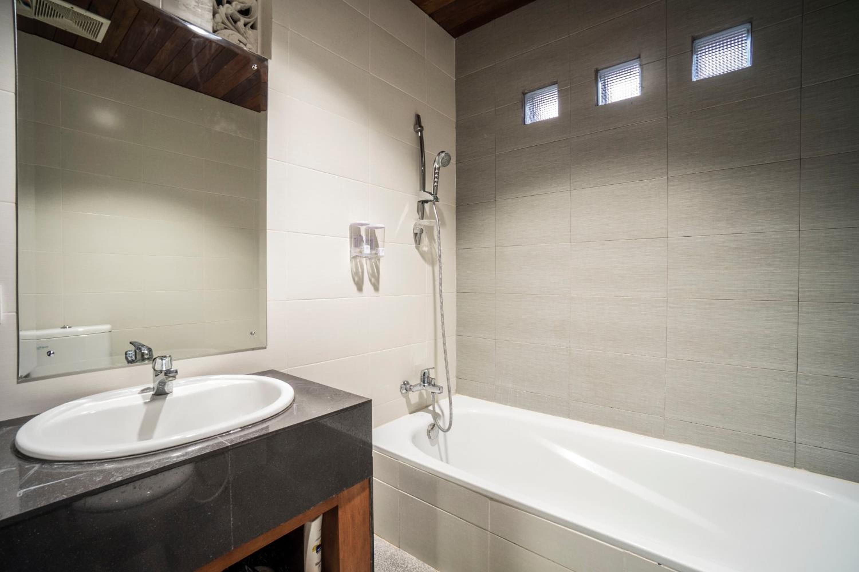 Deluxe Double Room with Bath - Photo 5