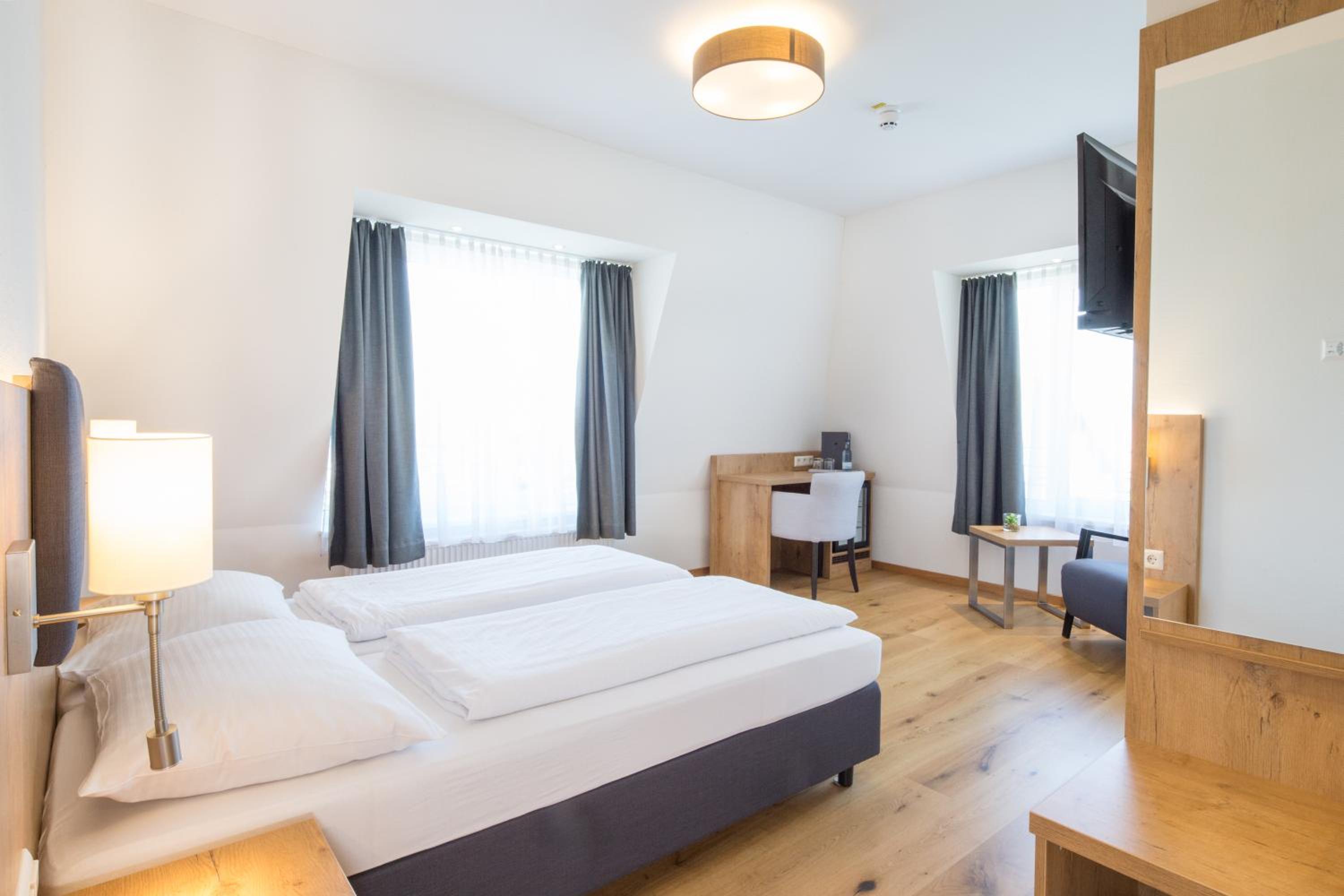 Double Room with Side Lake View - Photo 11