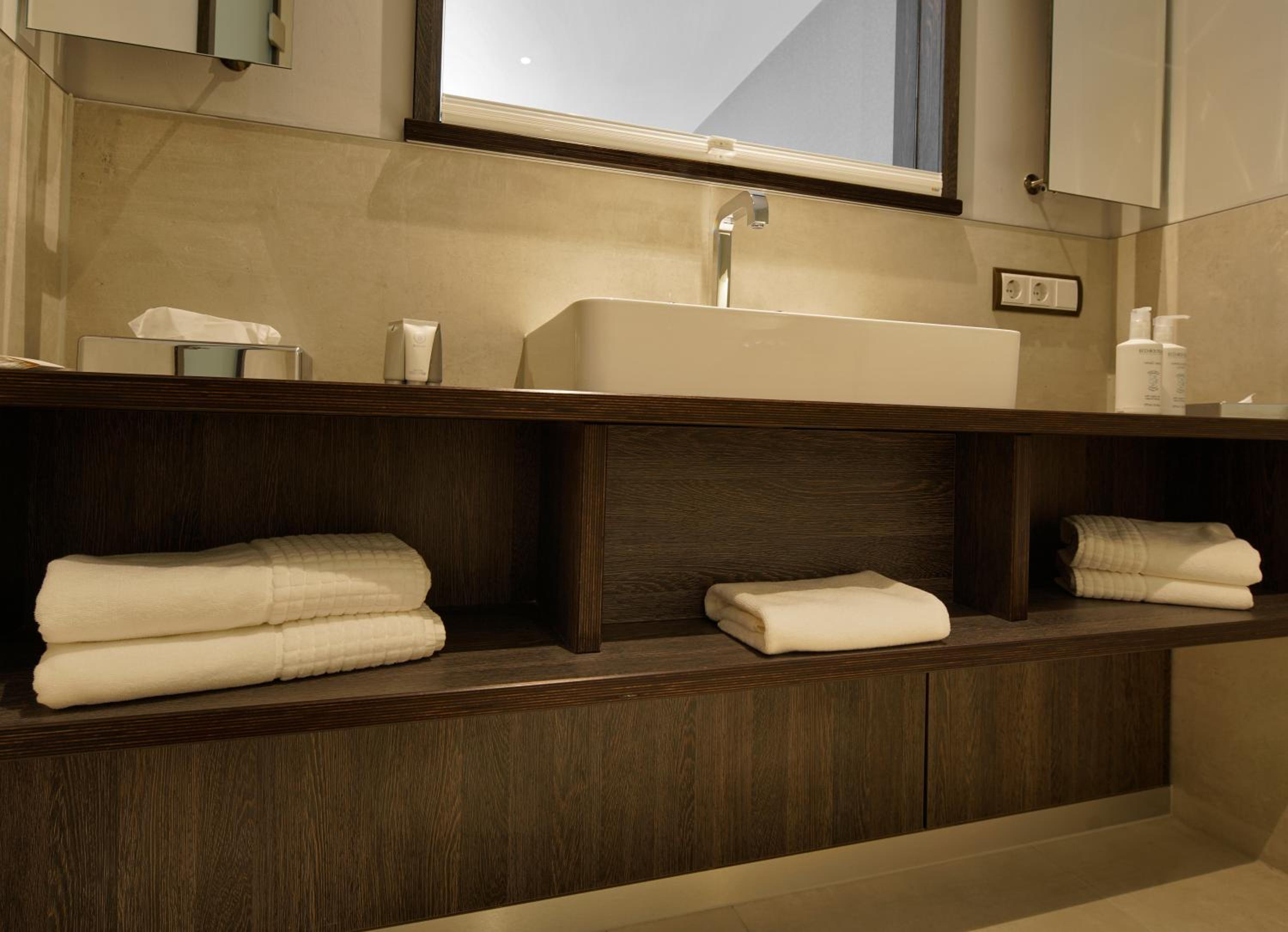Deluxe Double Room - Photo 7