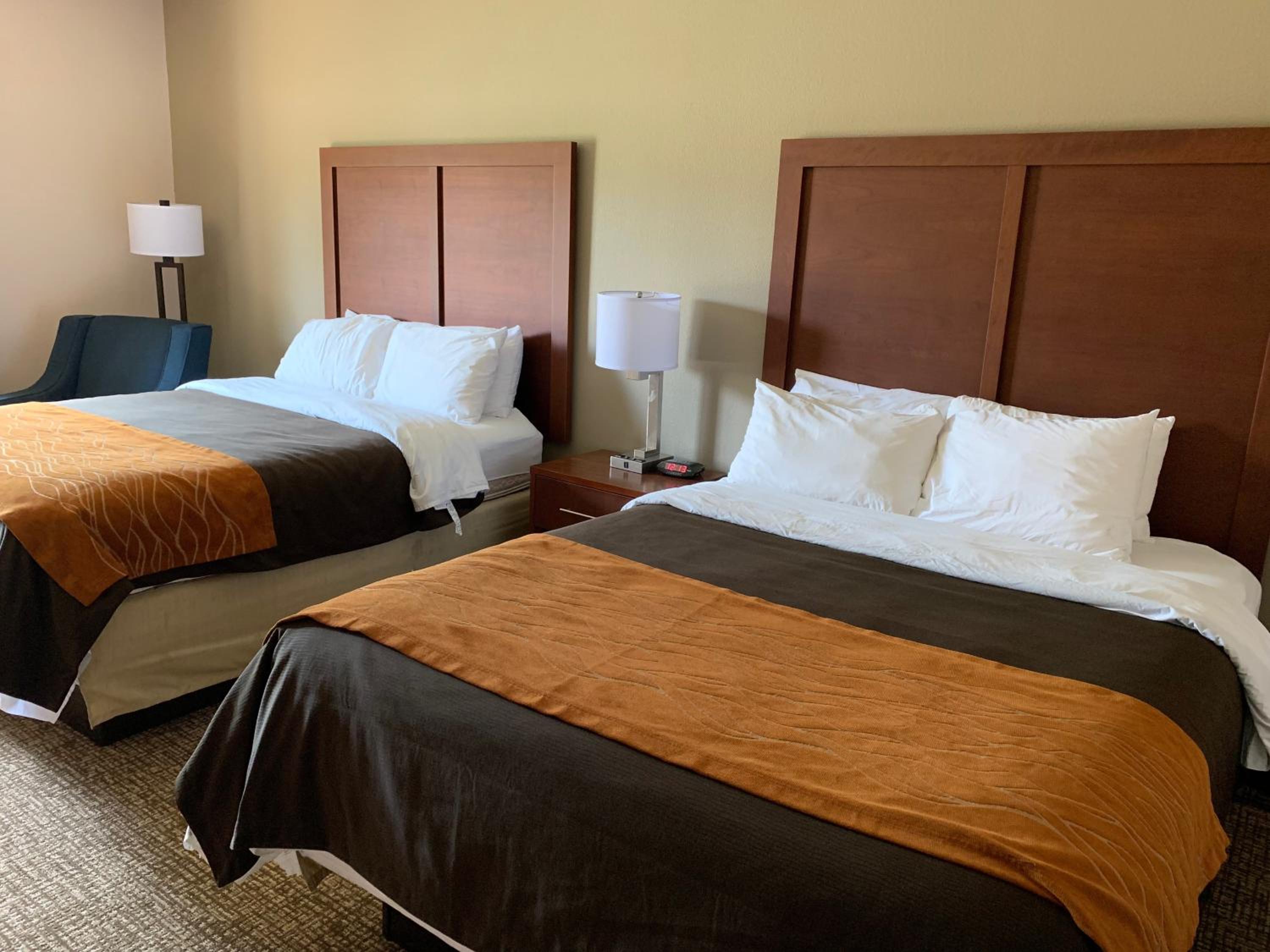Queen Room with Two Queen Beds - Non-Smoking - Photo 4