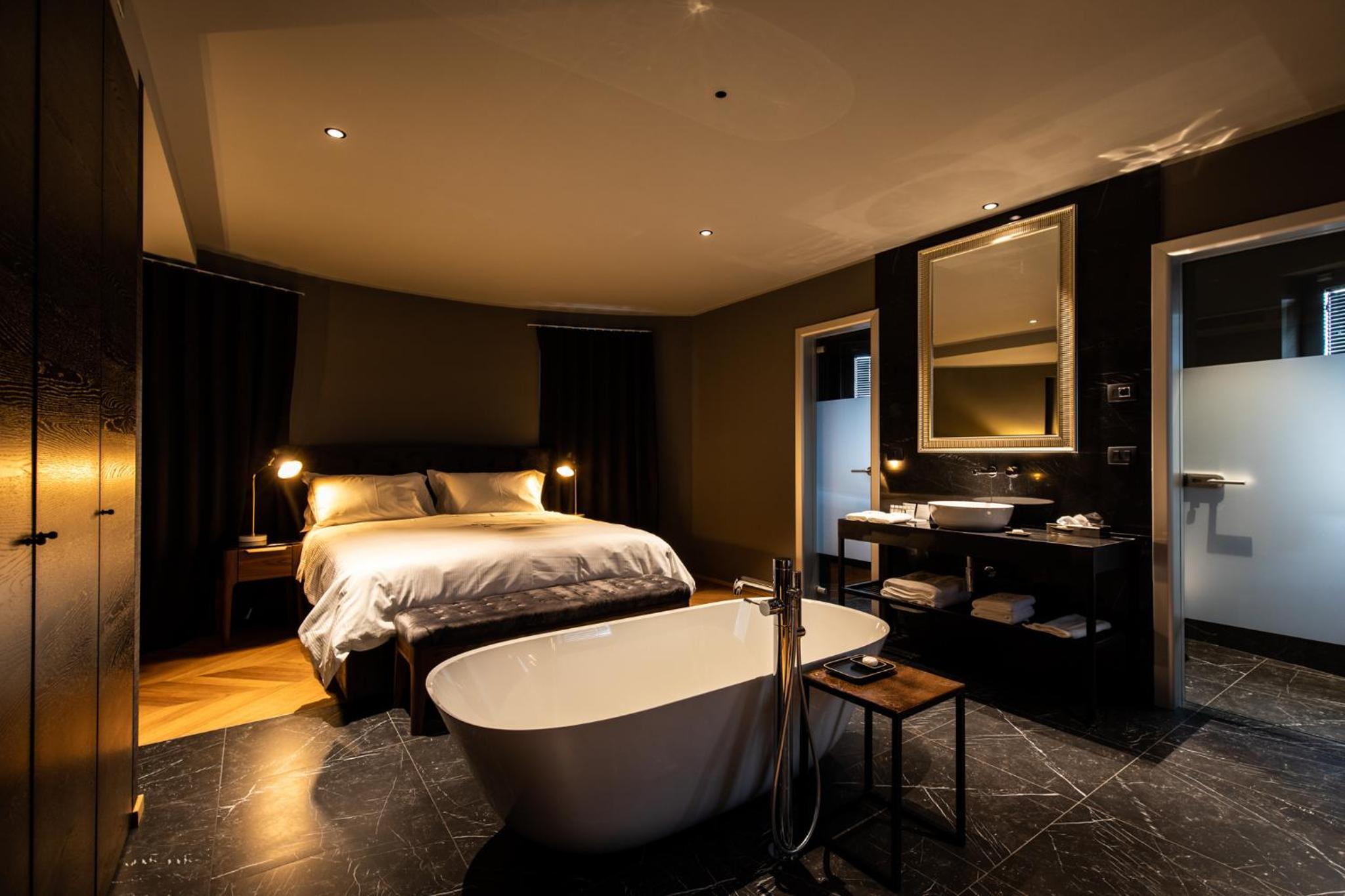 Queen Suite - Photo 1