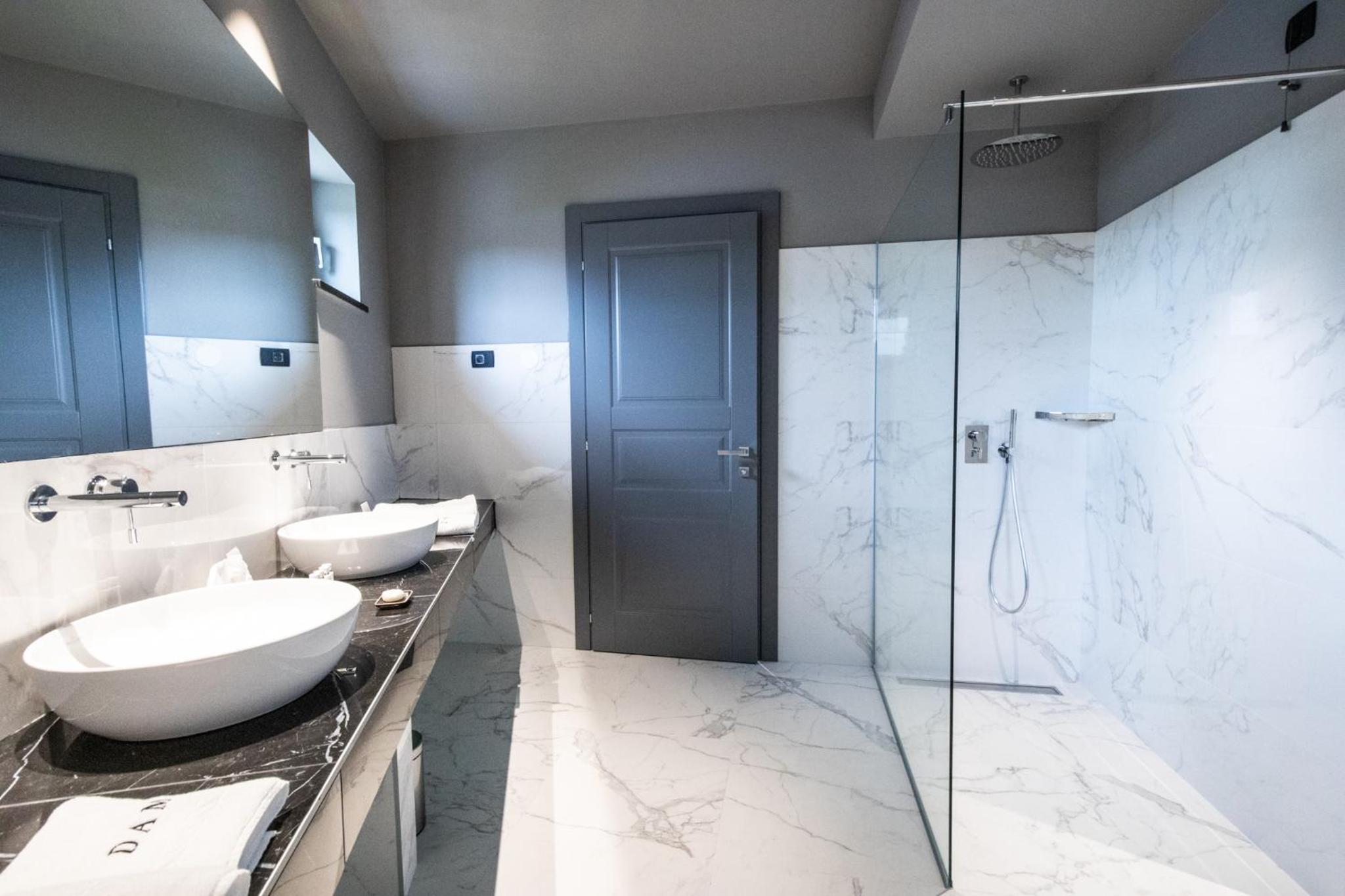 King Suite - Photo 3