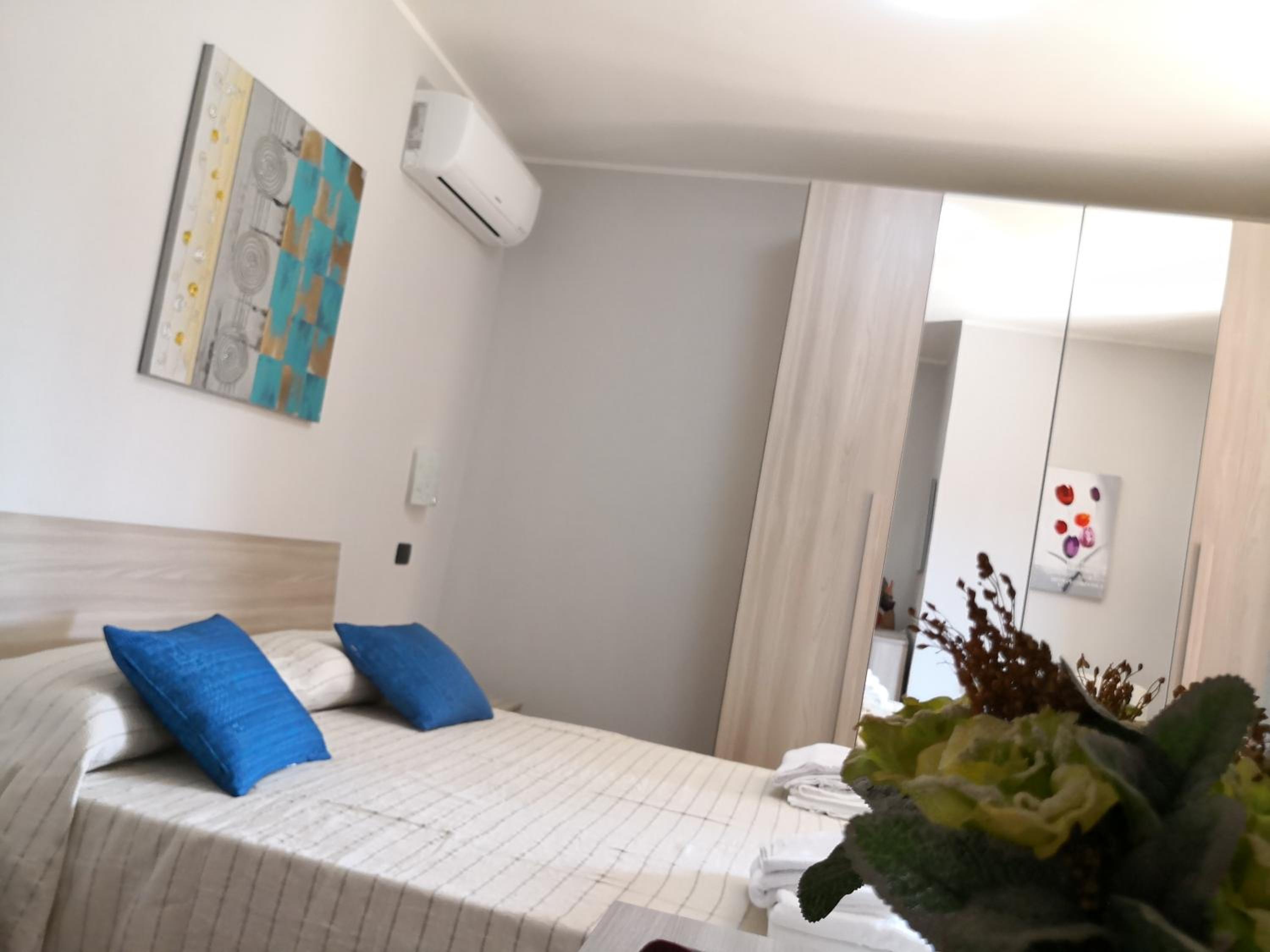 Double Room with Private External Bathroom - Photo 6
