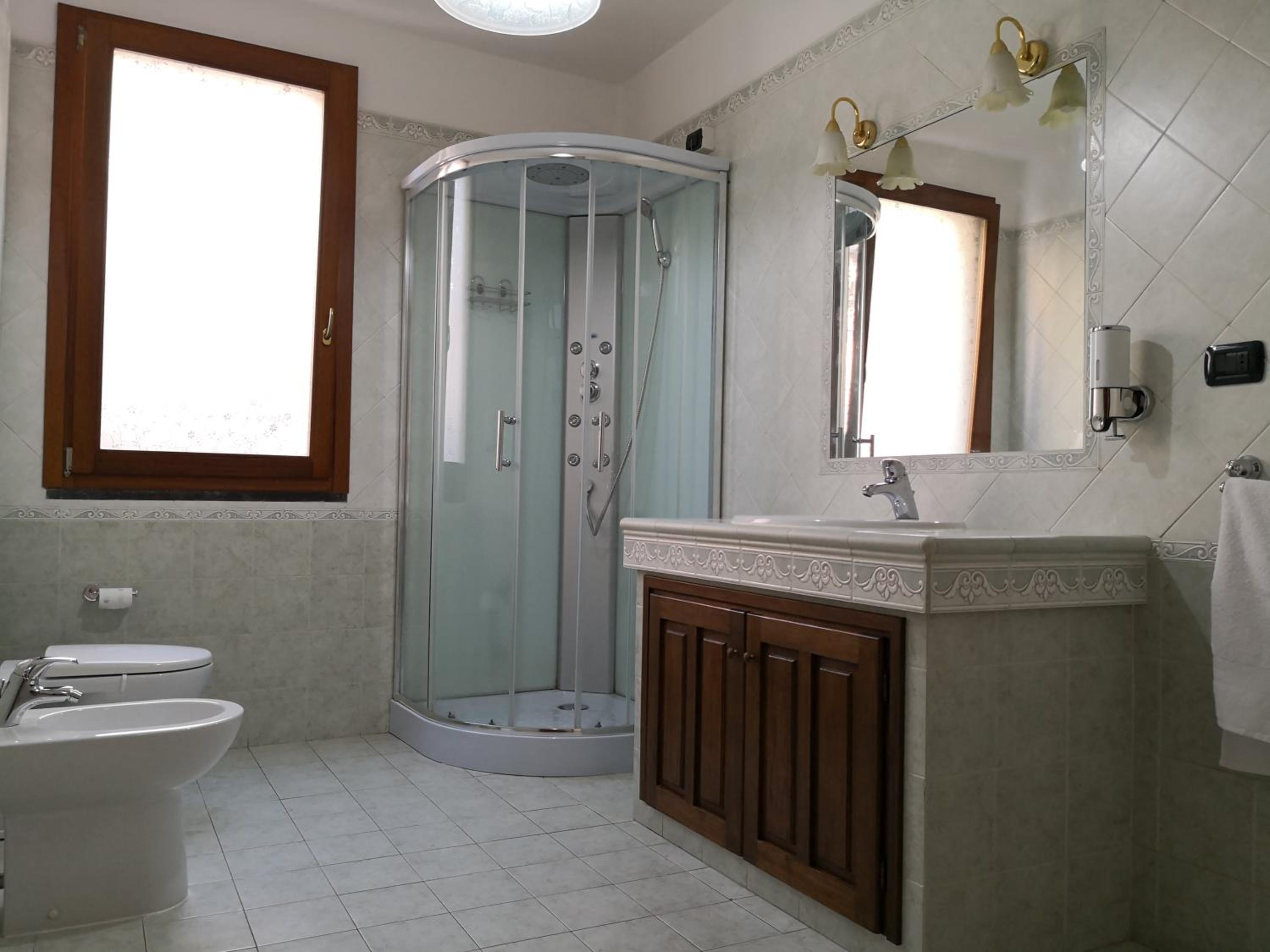 Twin Room with Private External Bathroom - Photo 5