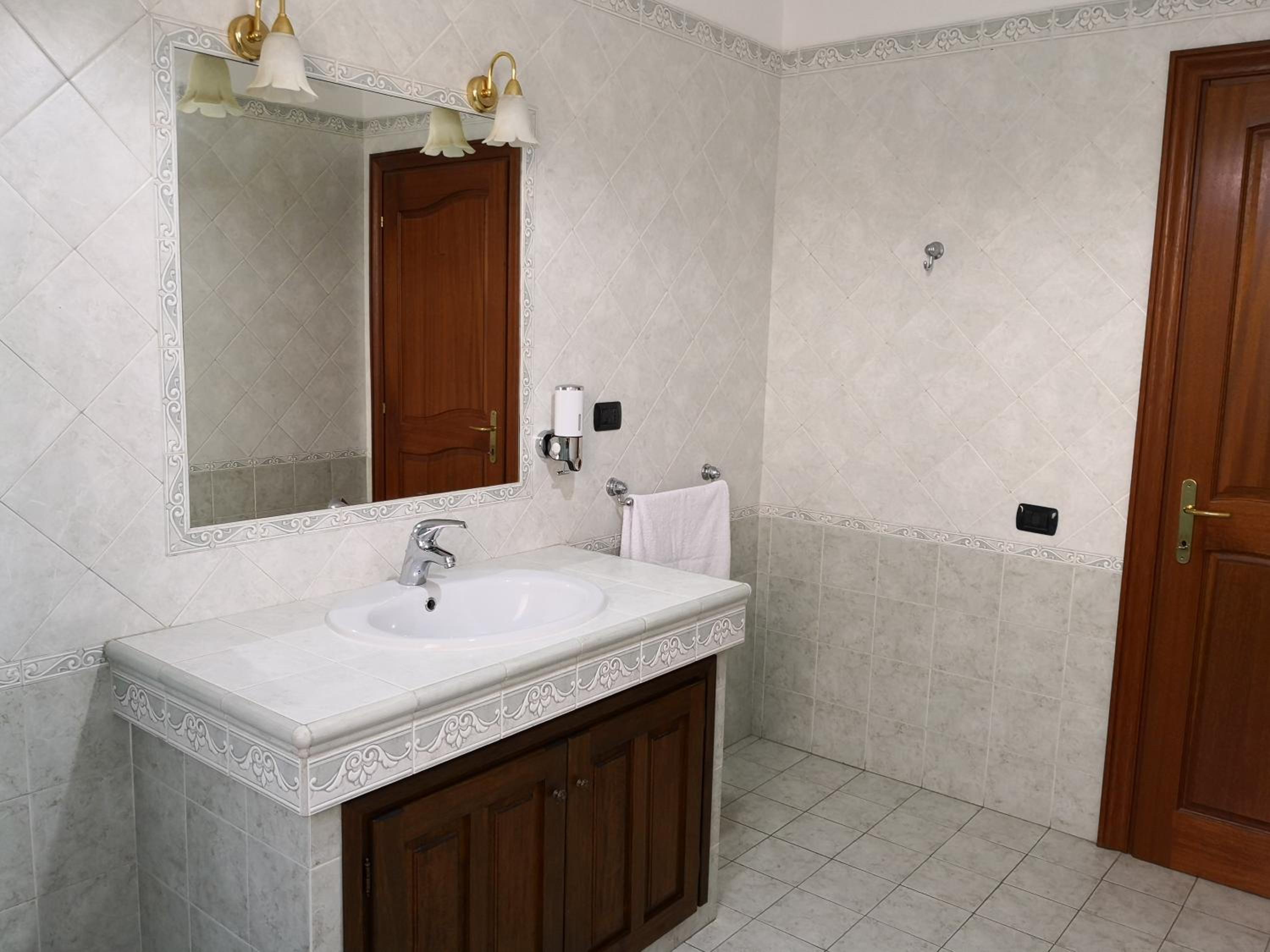 Twin Room with Private External Bathroom - Photo 4