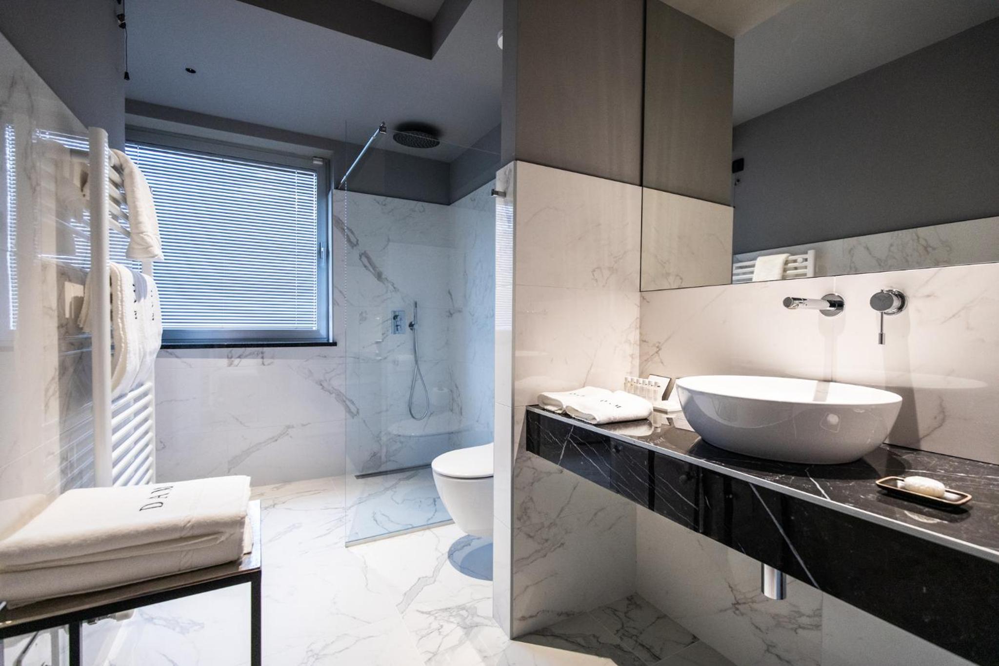 Deluxe King Room - Photo 4