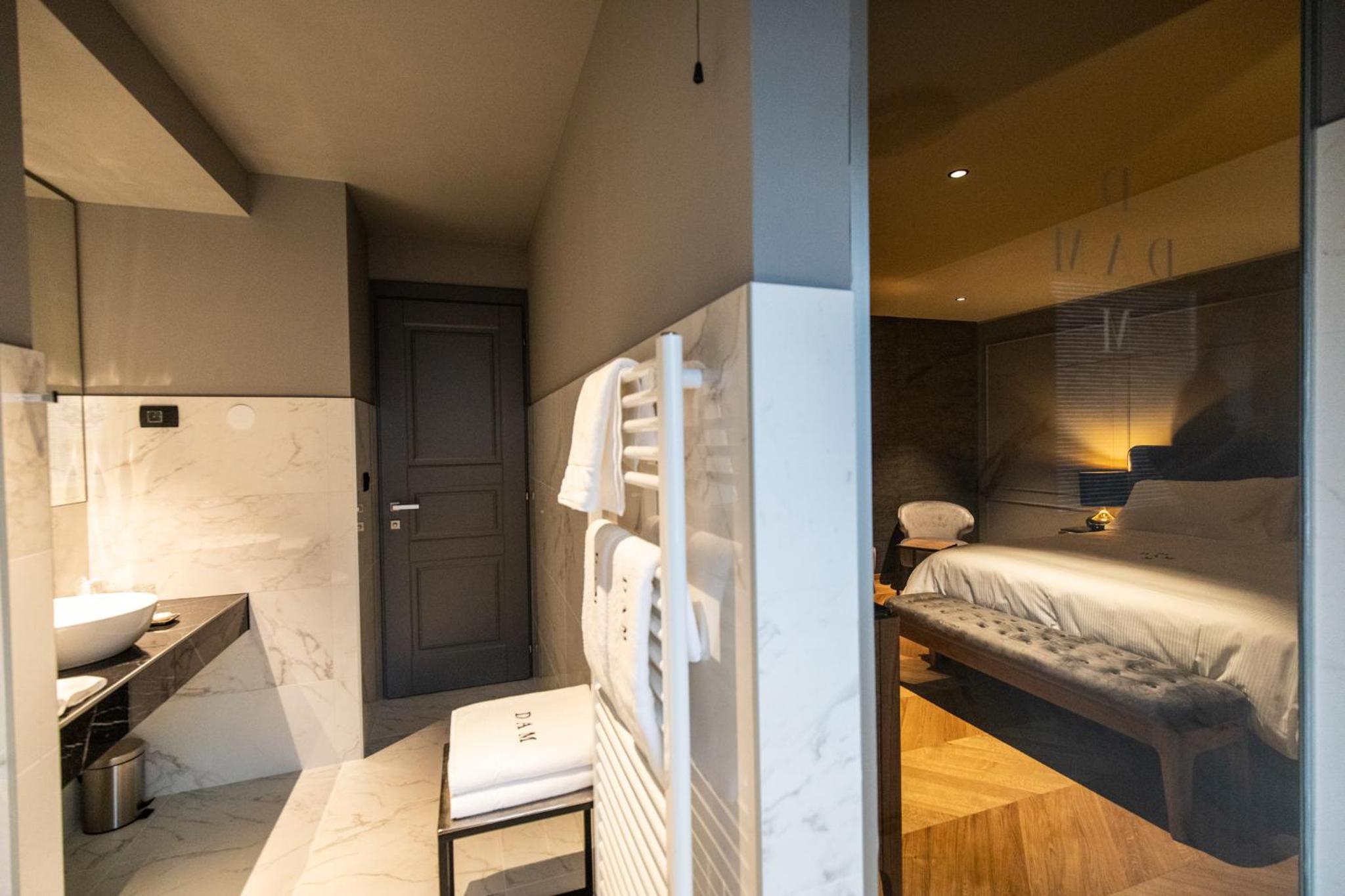 Deluxe King Room - Photo 5