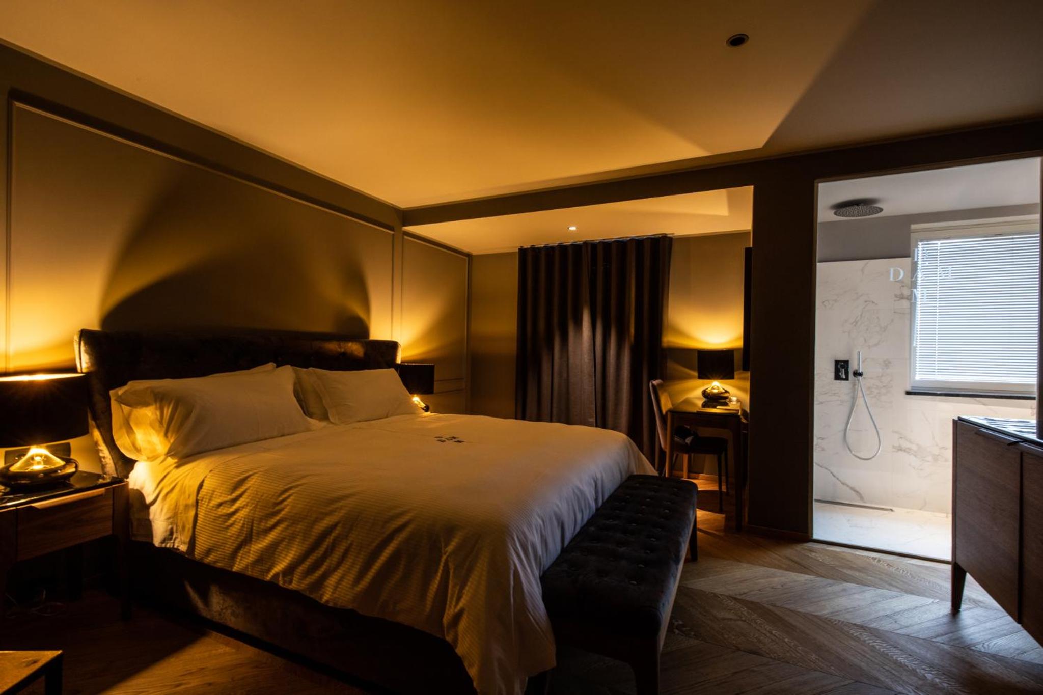 Deluxe King Room - Photo 2