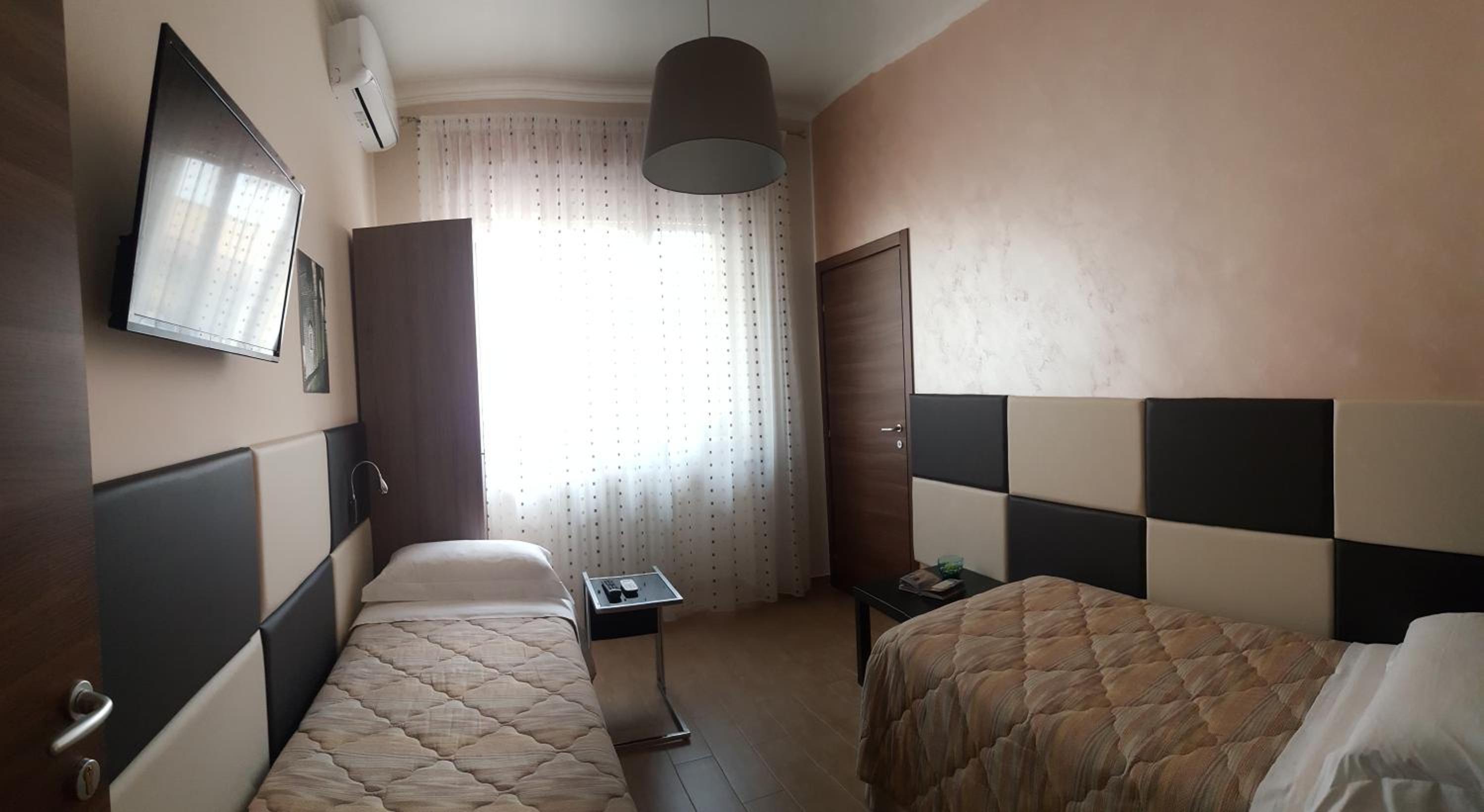 Twin Room with Bathroom photo 1