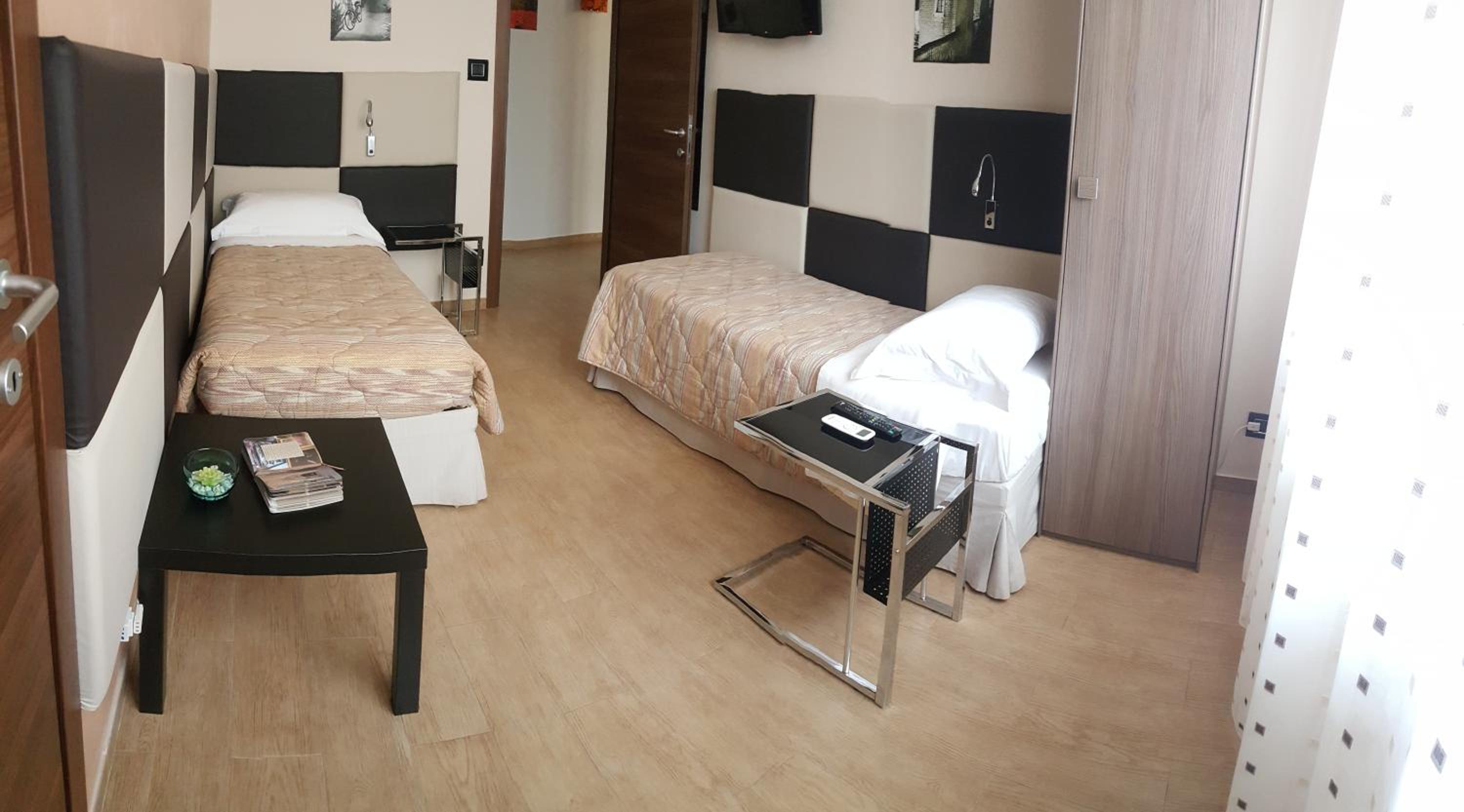 Twin Room with Bathroom photo 2