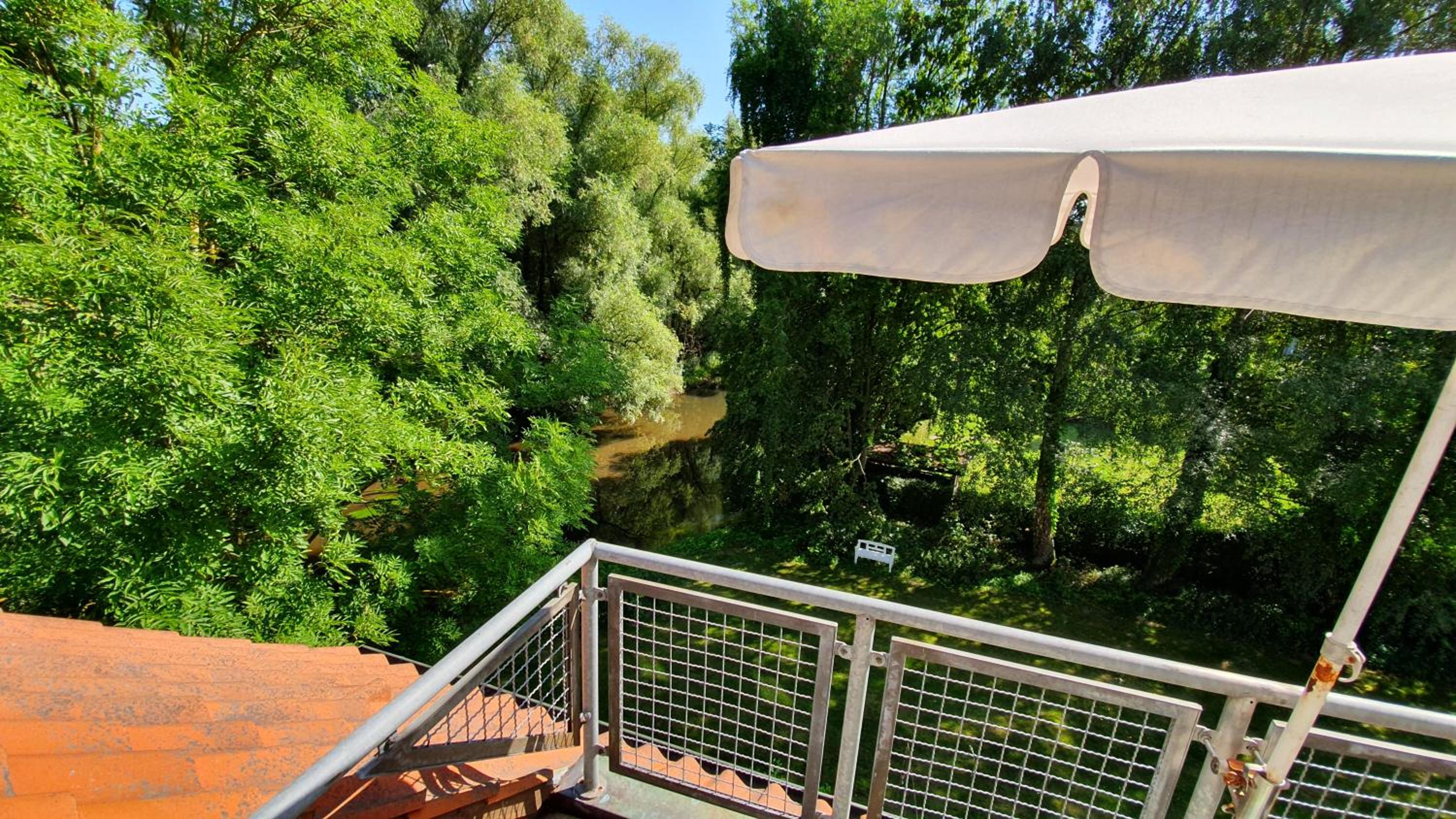 Apartment with River View and Balcony - Photo 8