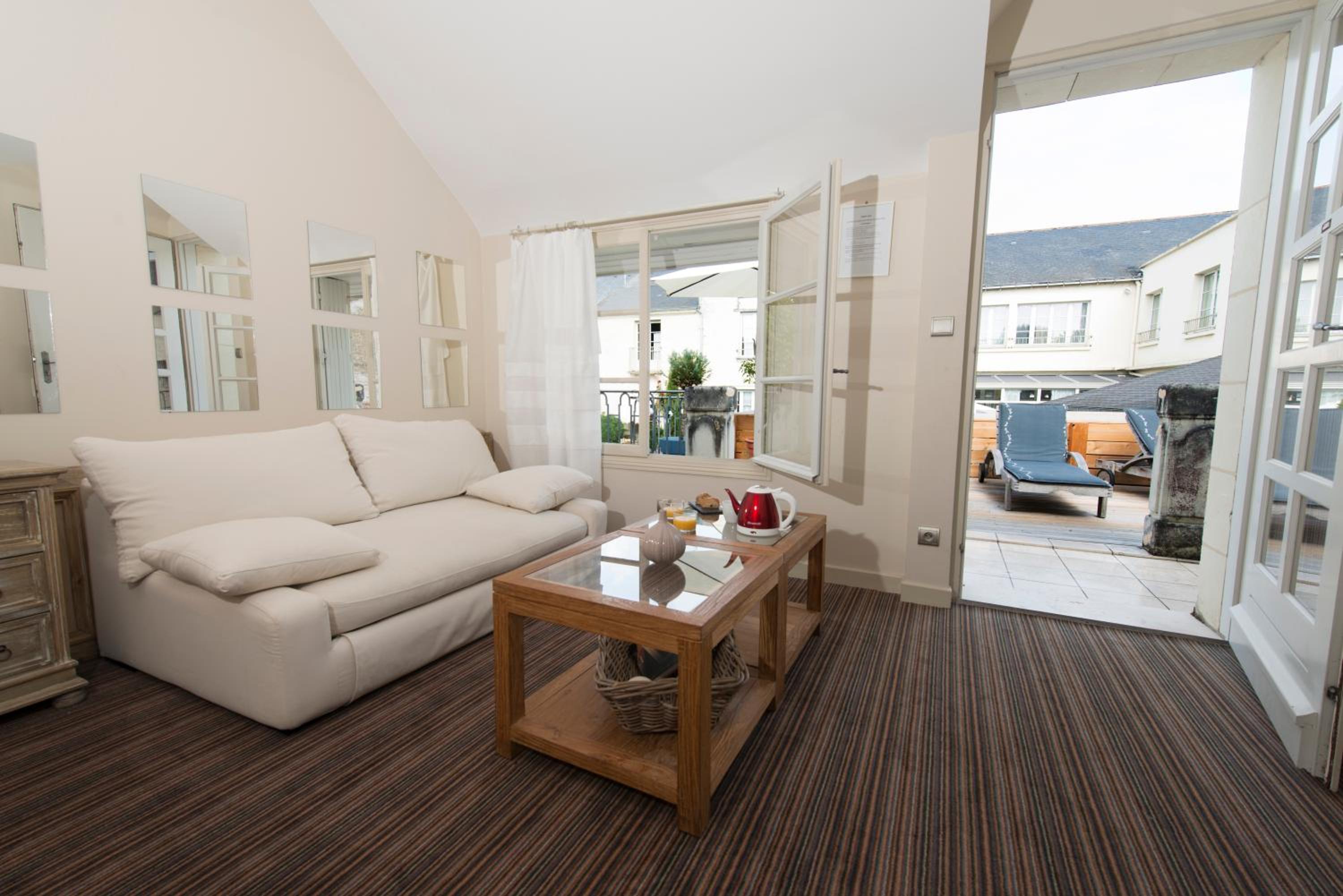 Deluxe Double Room (2 Adults + 1 Child)