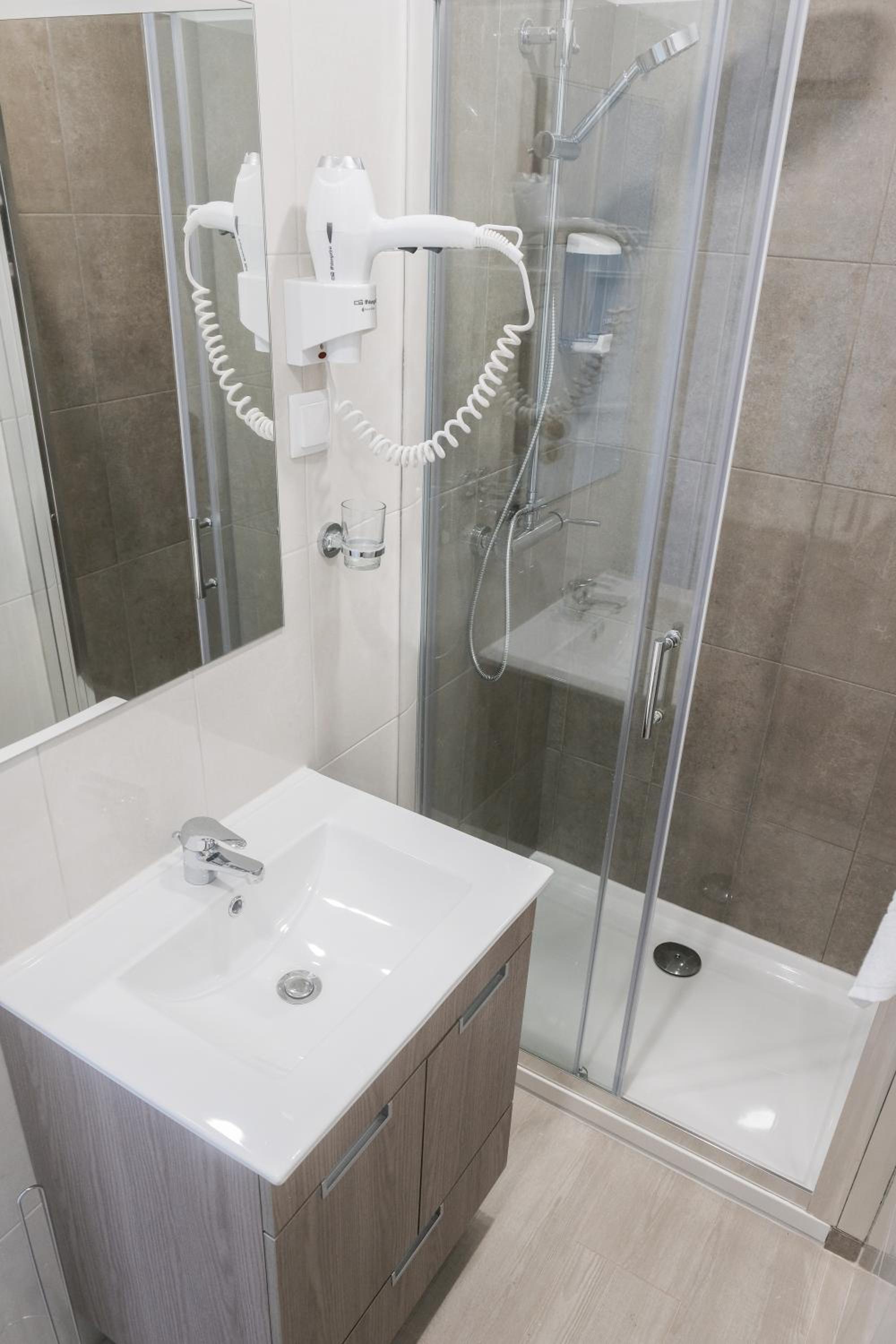 Deluxe Suite - Photo 6