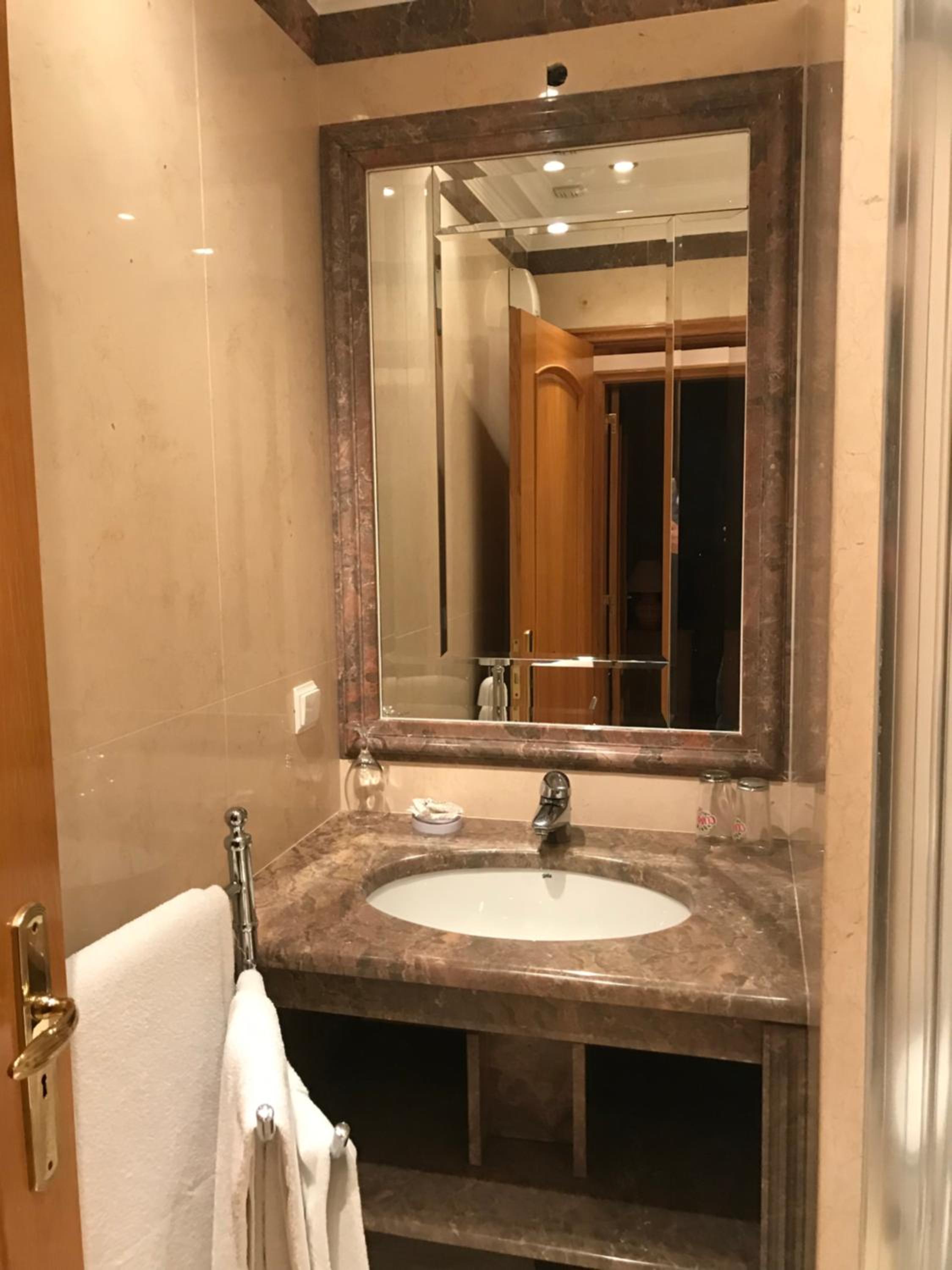 Twin Room with Private Bathroom photo 2