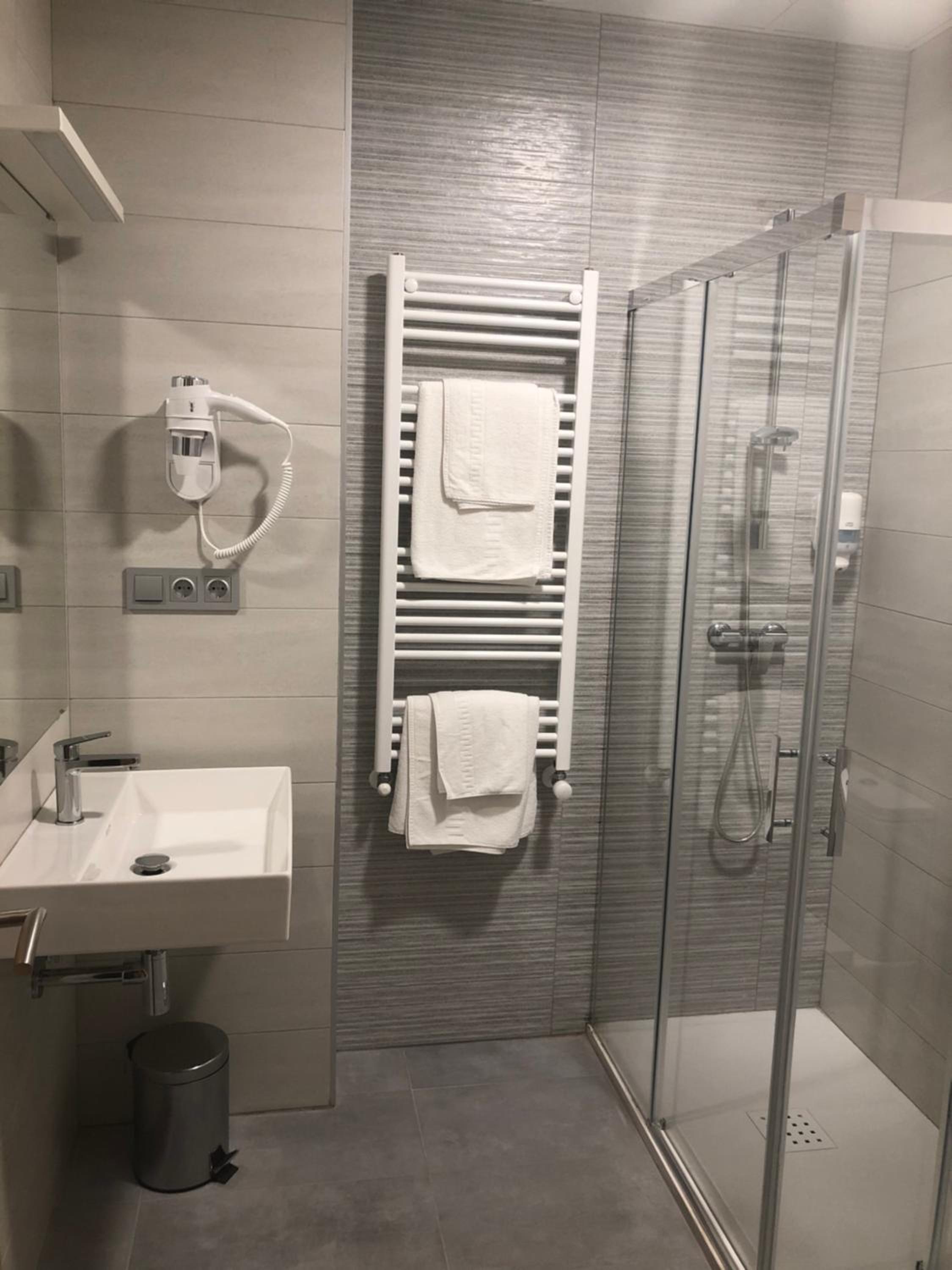 Twin Room with Bathroom photo 2