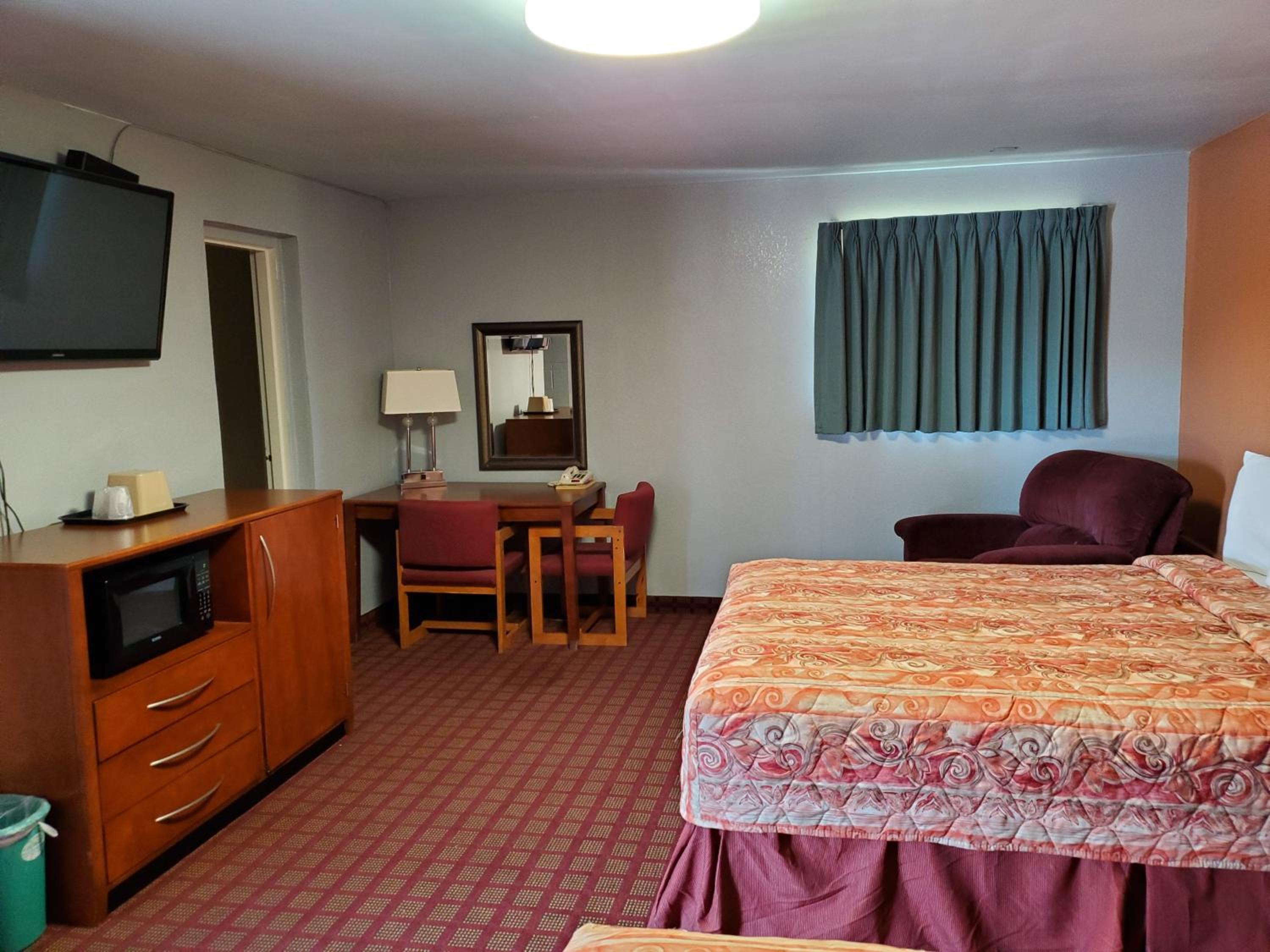 Queen Room with Two Queen Beds - Photo 3