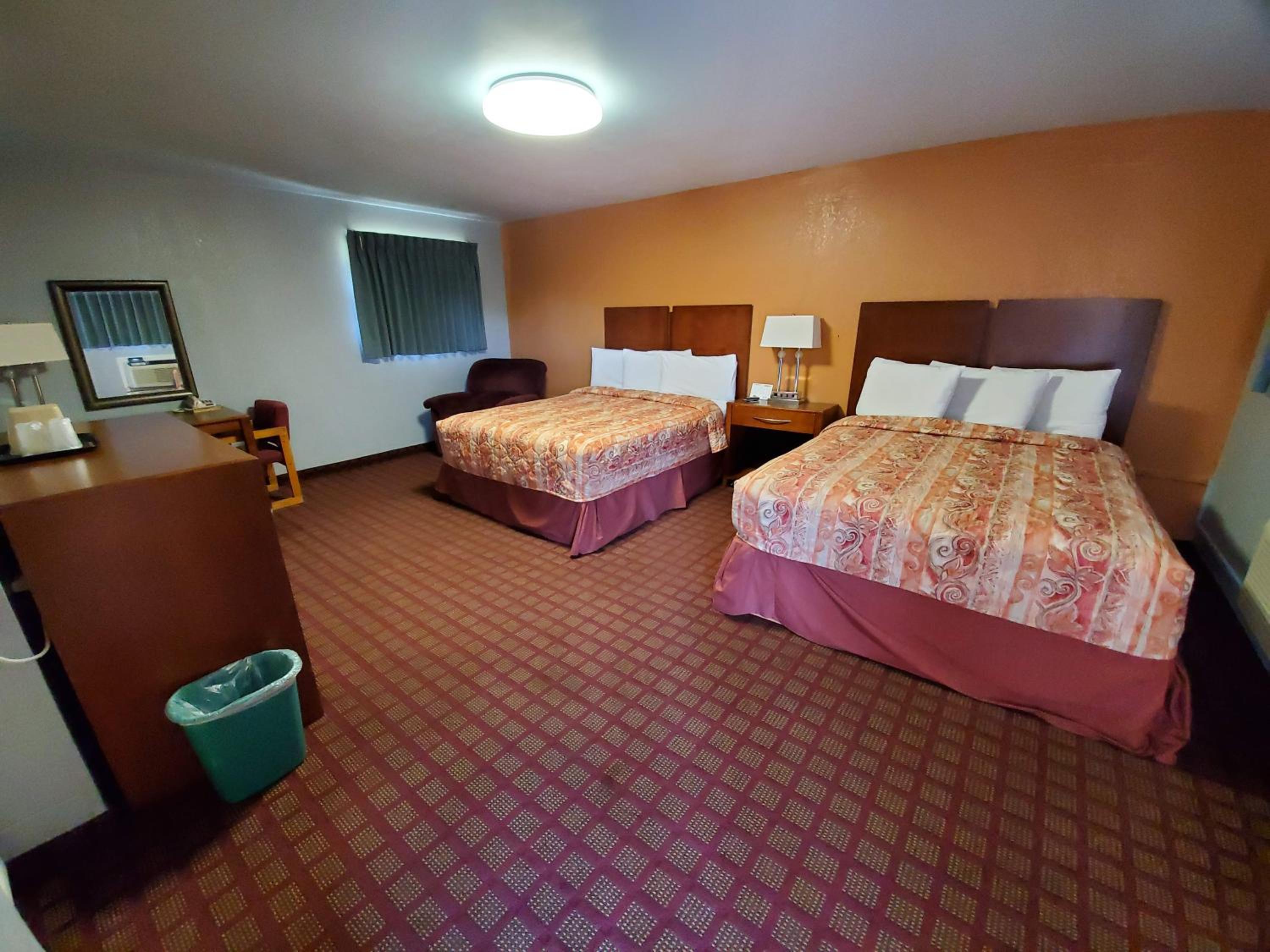 Queen Room with Two Queen Beds - Photo 5