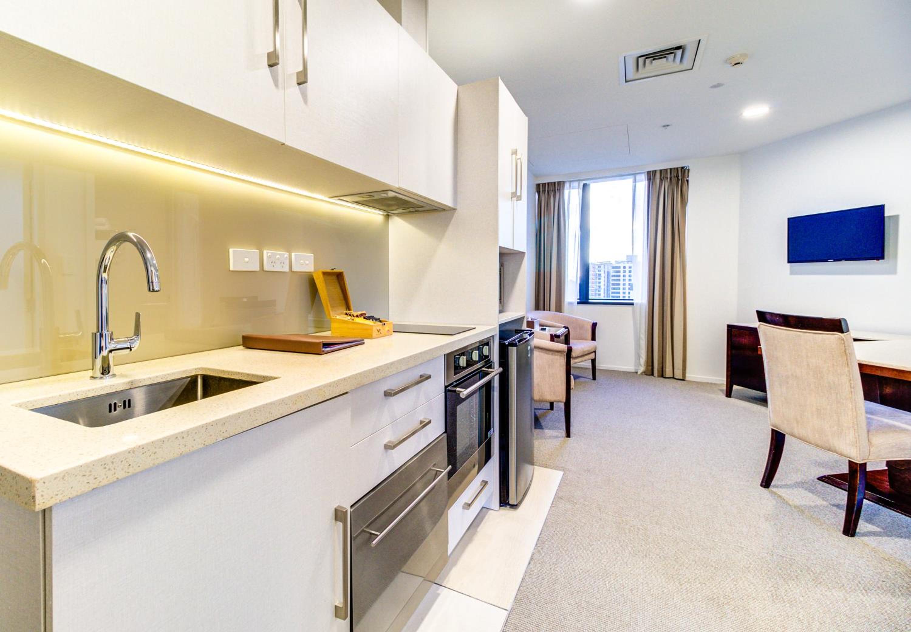 One-Bedroom Suite thumbnail 6