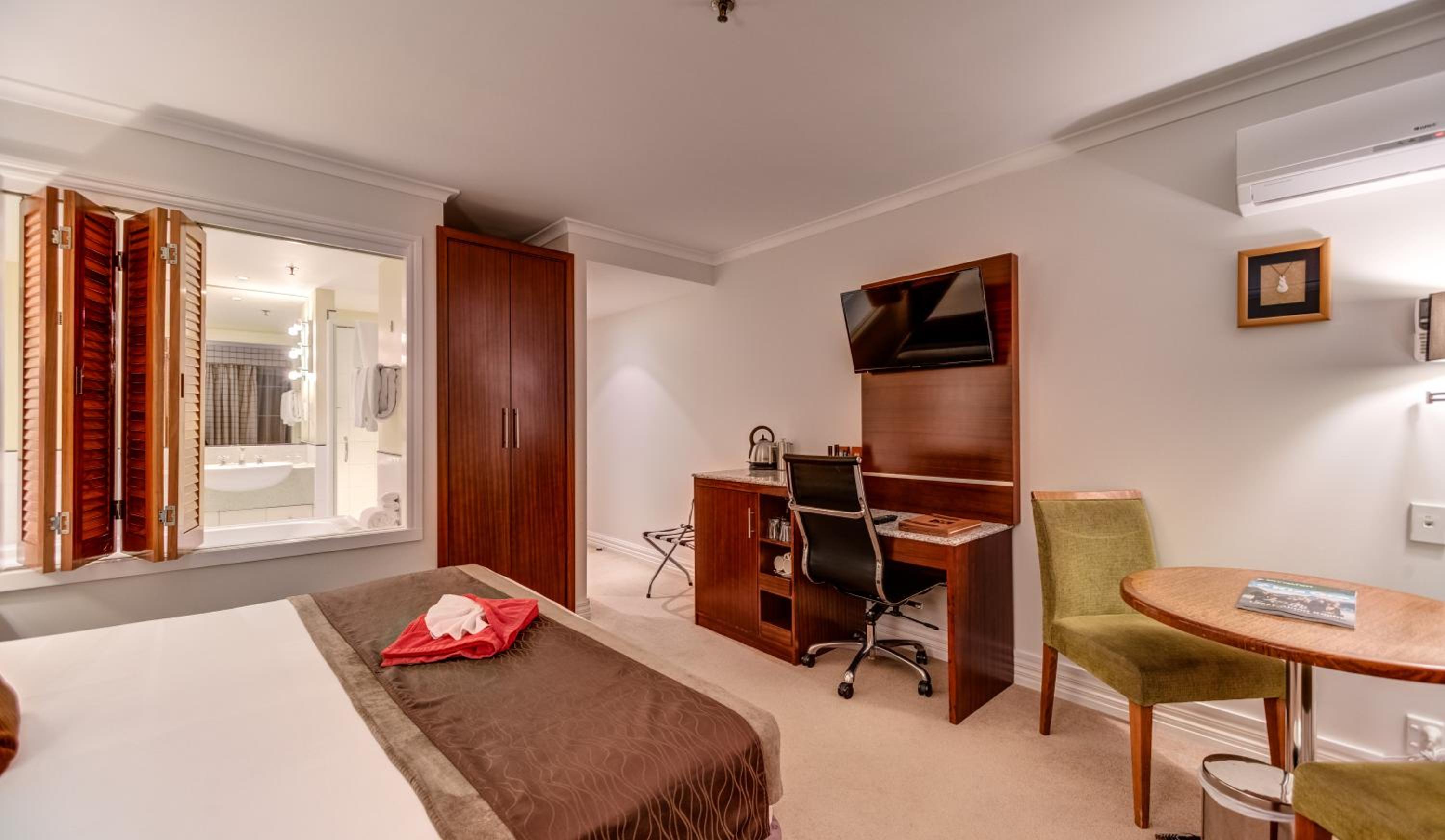 King Room with Lake View - Photo 2