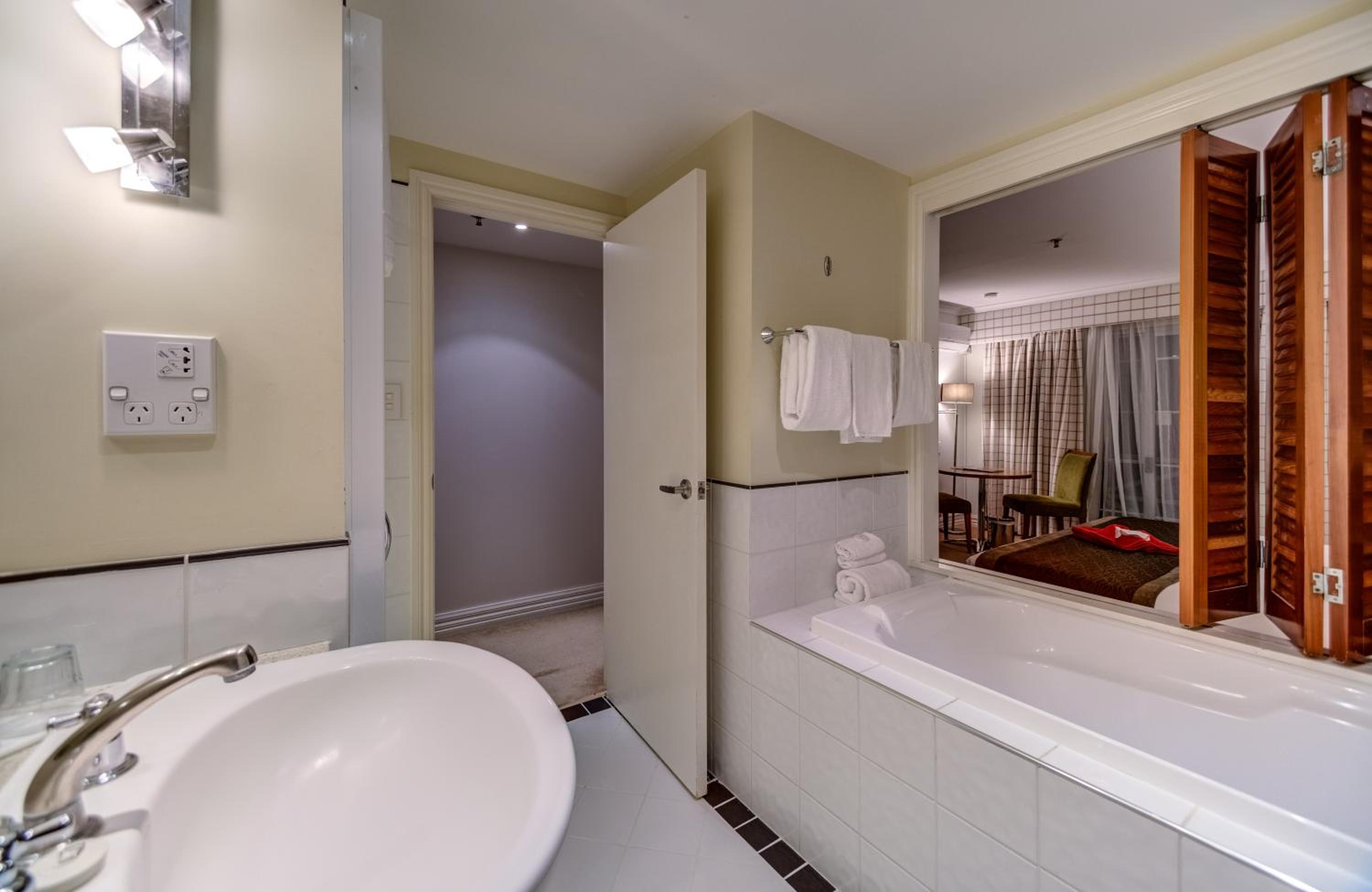 King Room with Lake View - Photo 6