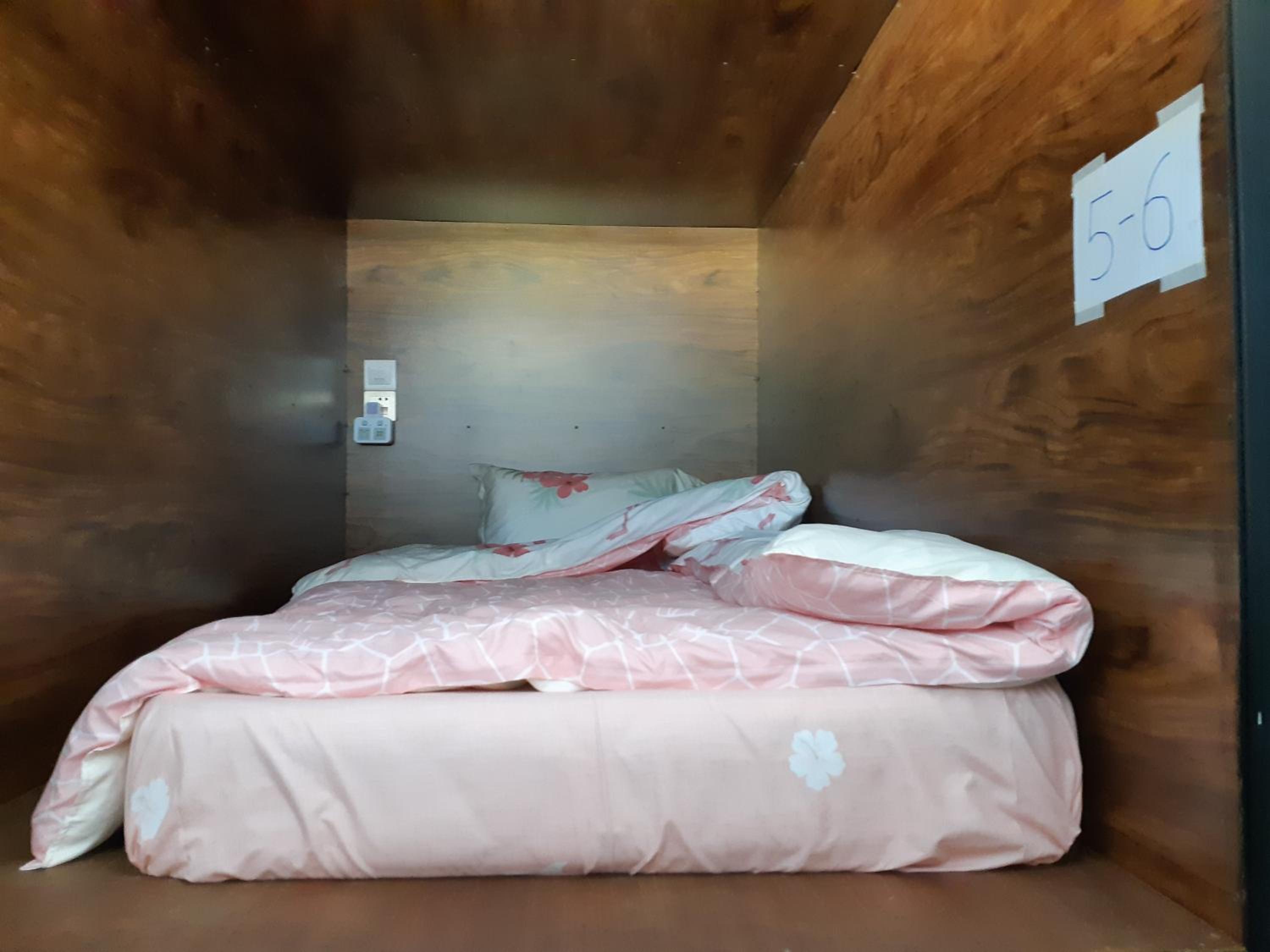 8-Bed Mixed Dormitory Room photo 3