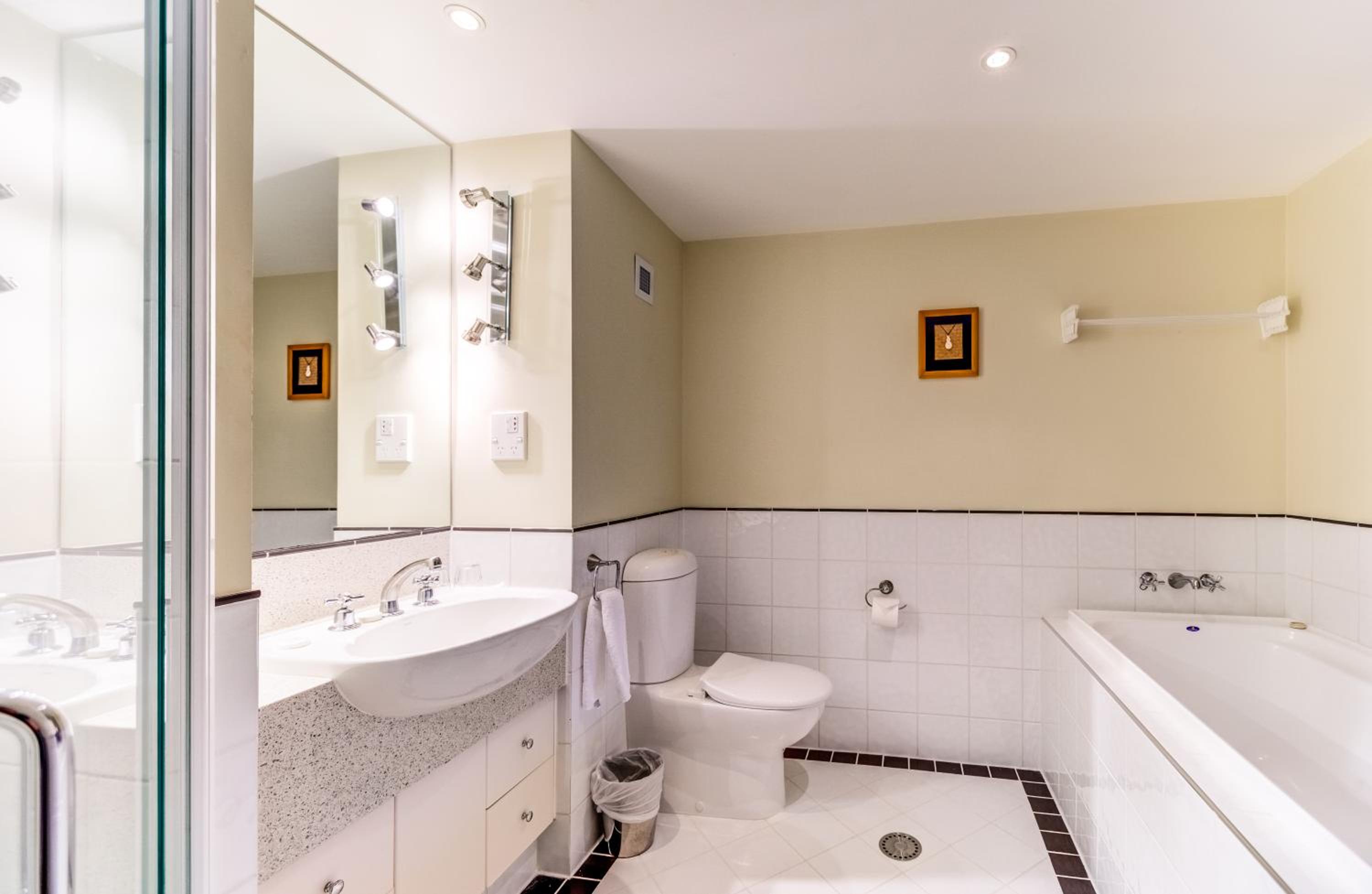 Twin Room with Lake View - Photo 4
