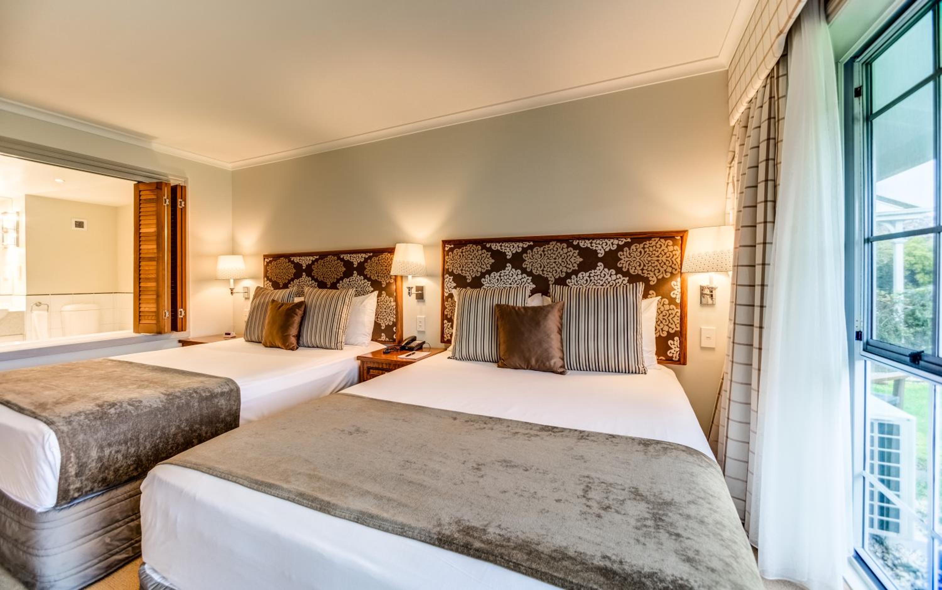 Twin Room with Lake View - Photo 9