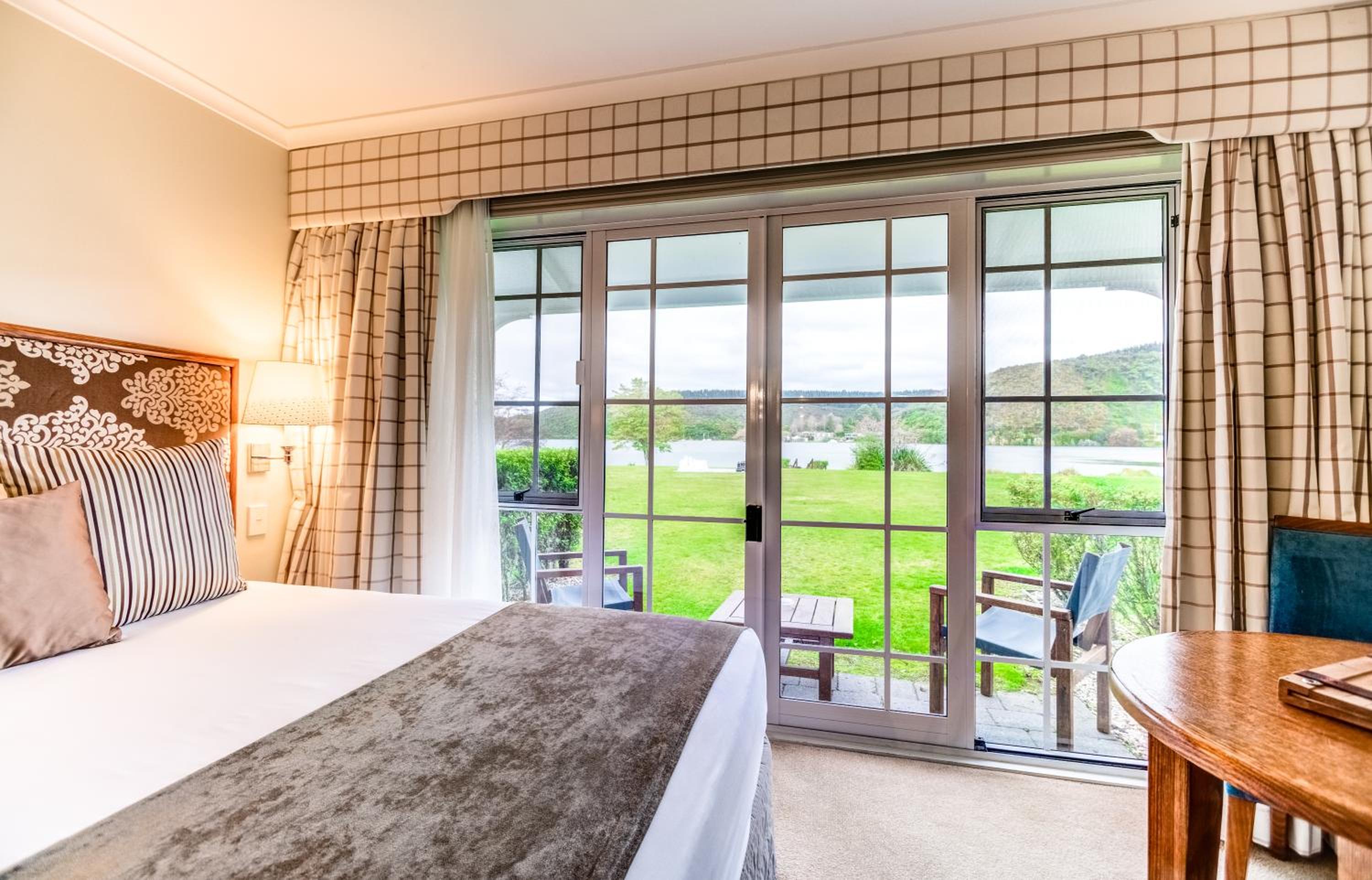 Twin Room with Lake View - Photo 7