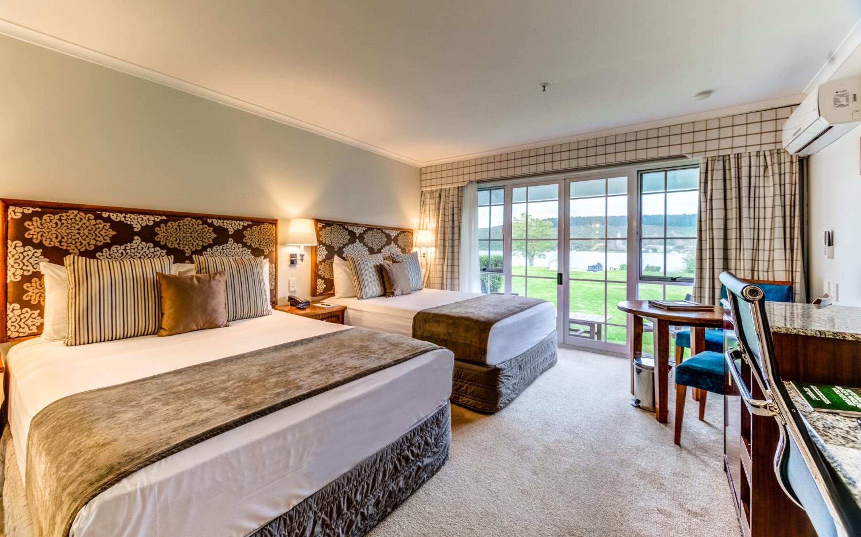 Twin Room with Lake View - Photo 1