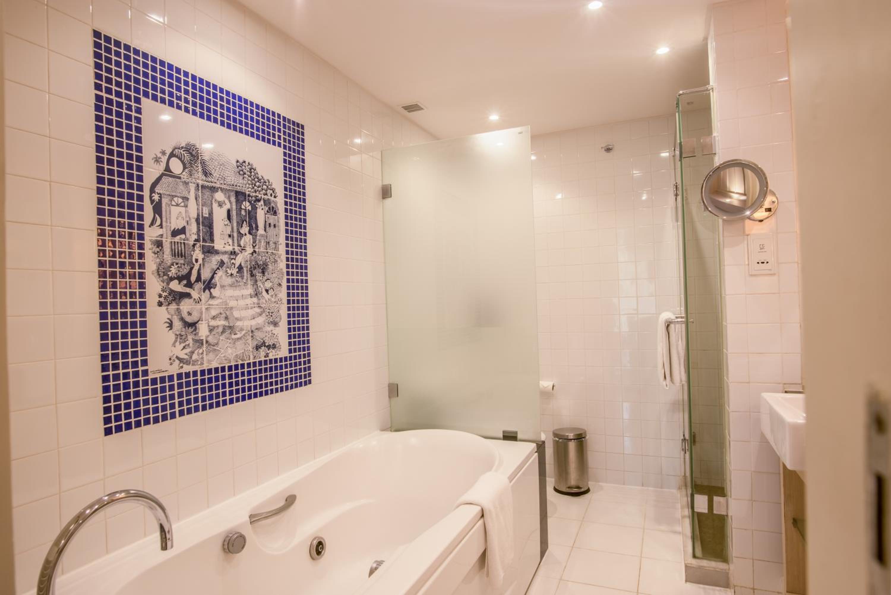 Deluxe Room - Pool or Garden View photo 3