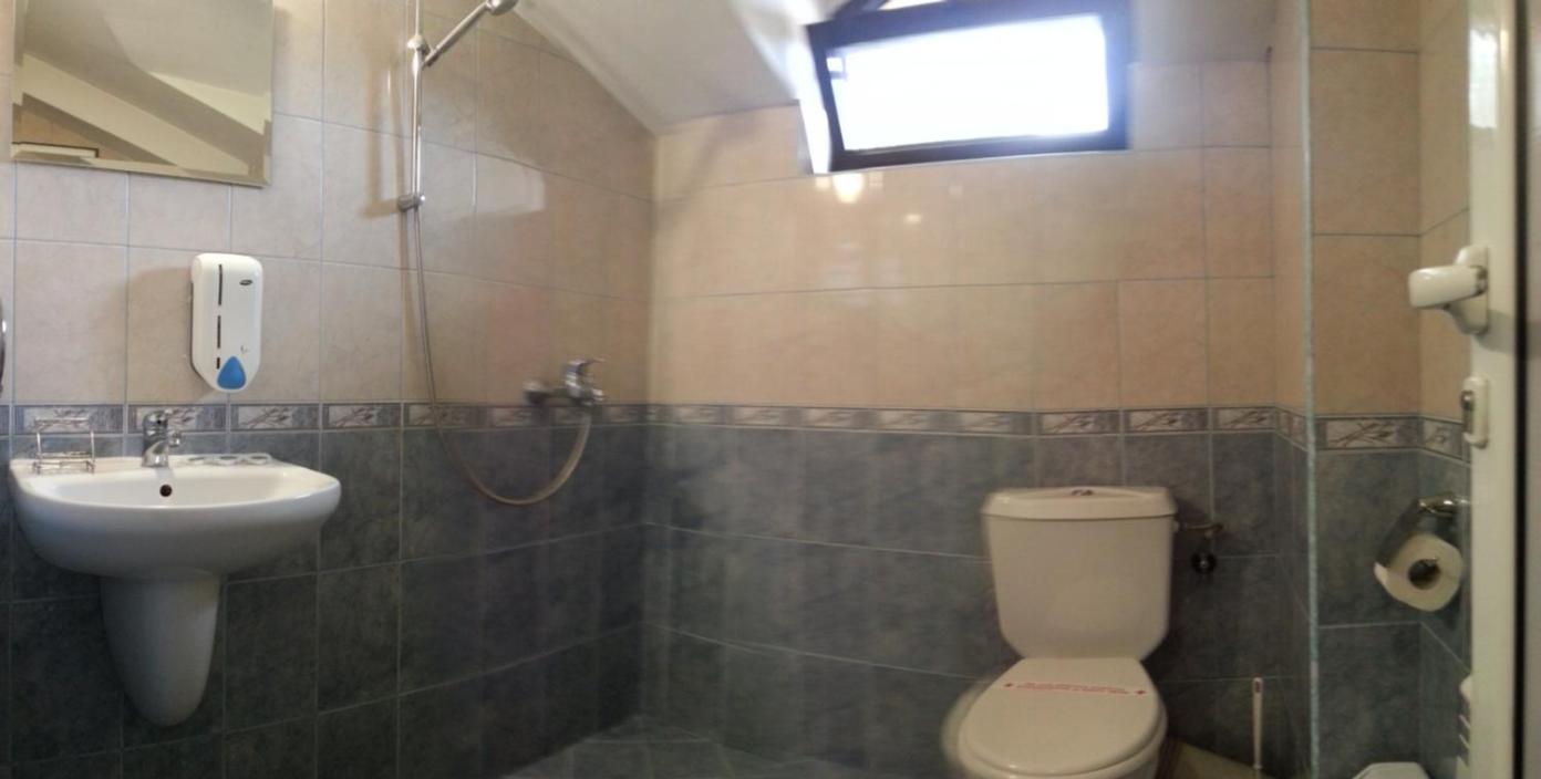Double or Twin Room with Balcony - Photo 9