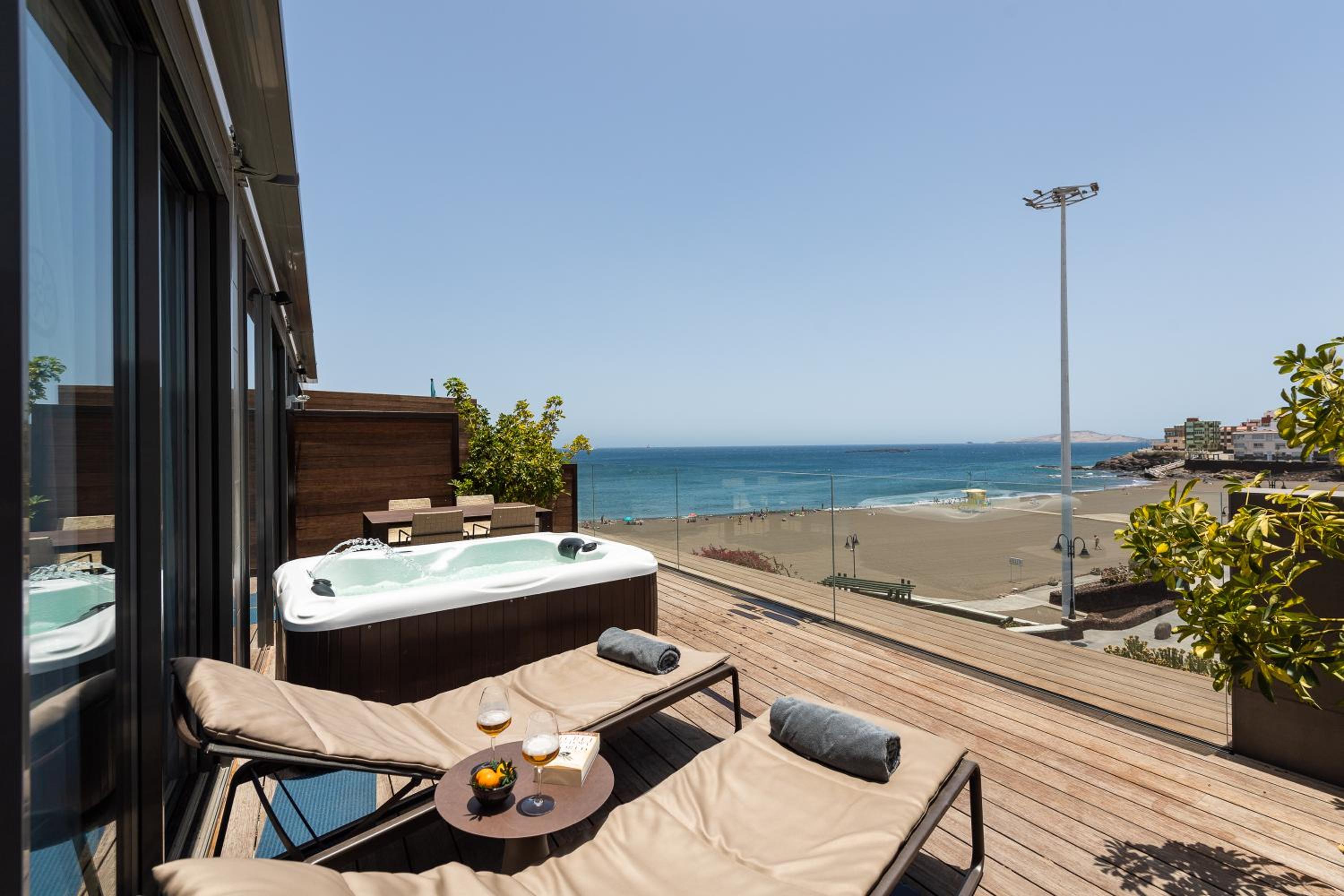Penthouse with Private Jacuzzi and Beach View  photo 2