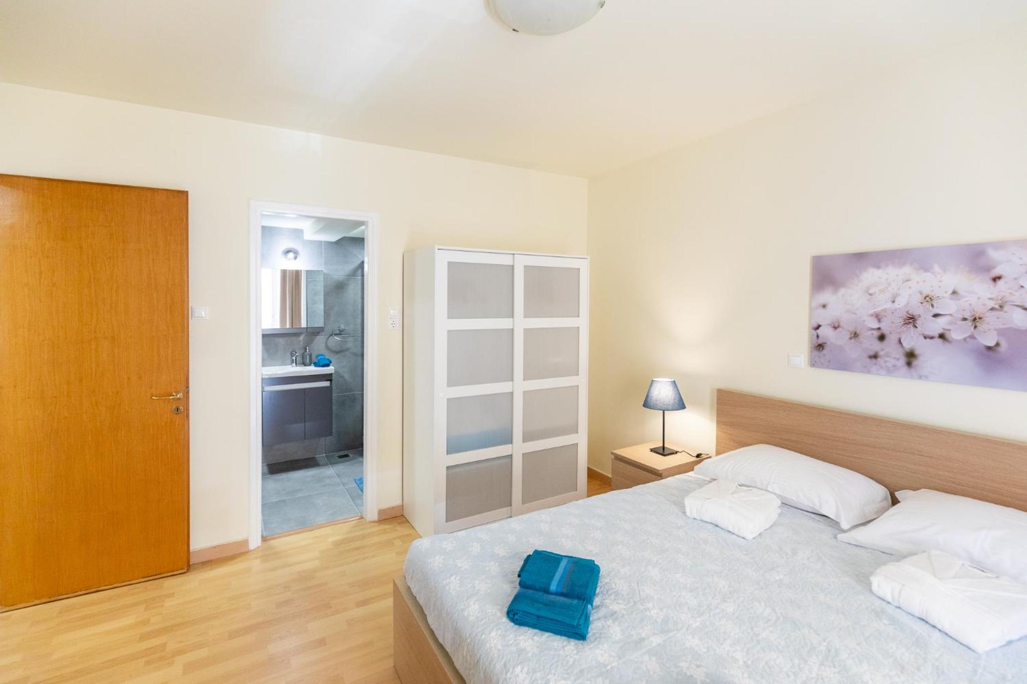 One-Bedroom Apartment photo 2