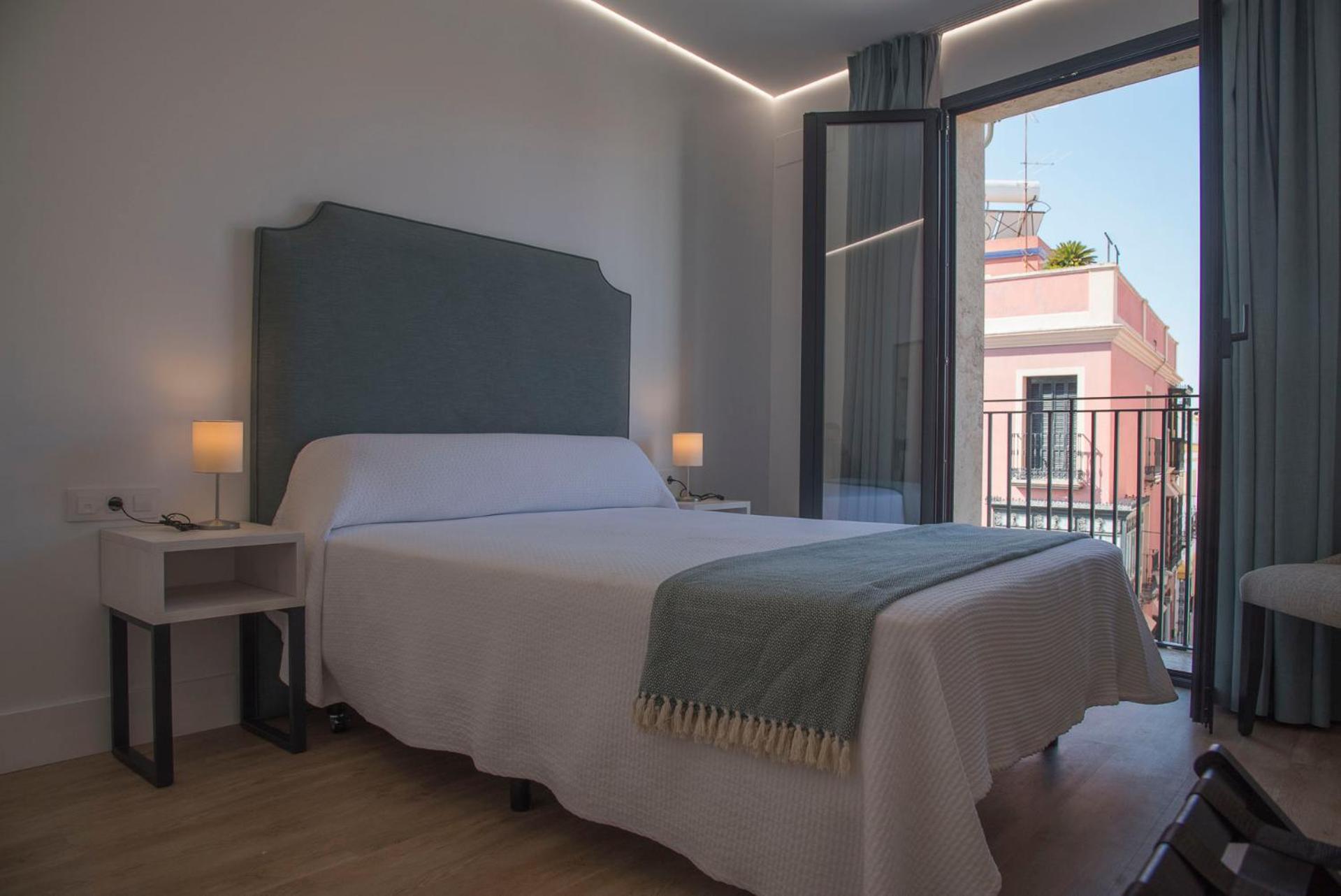 Double Room with Balcony - Photo 5