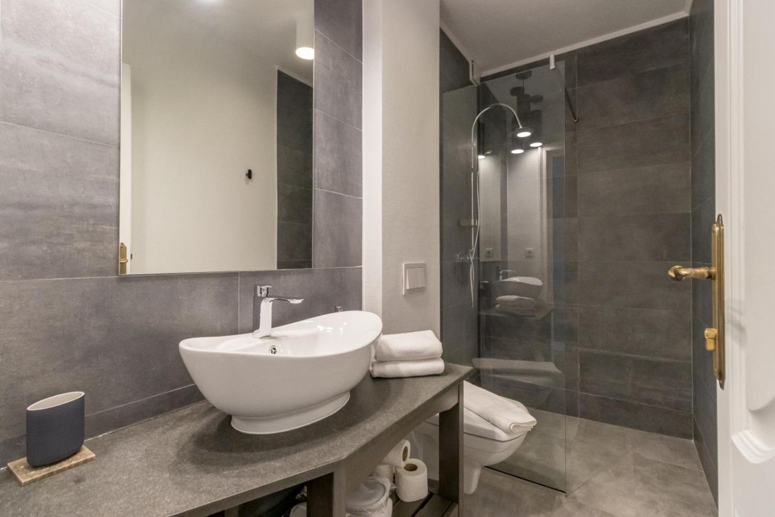 Standard Double Room - Photo 21