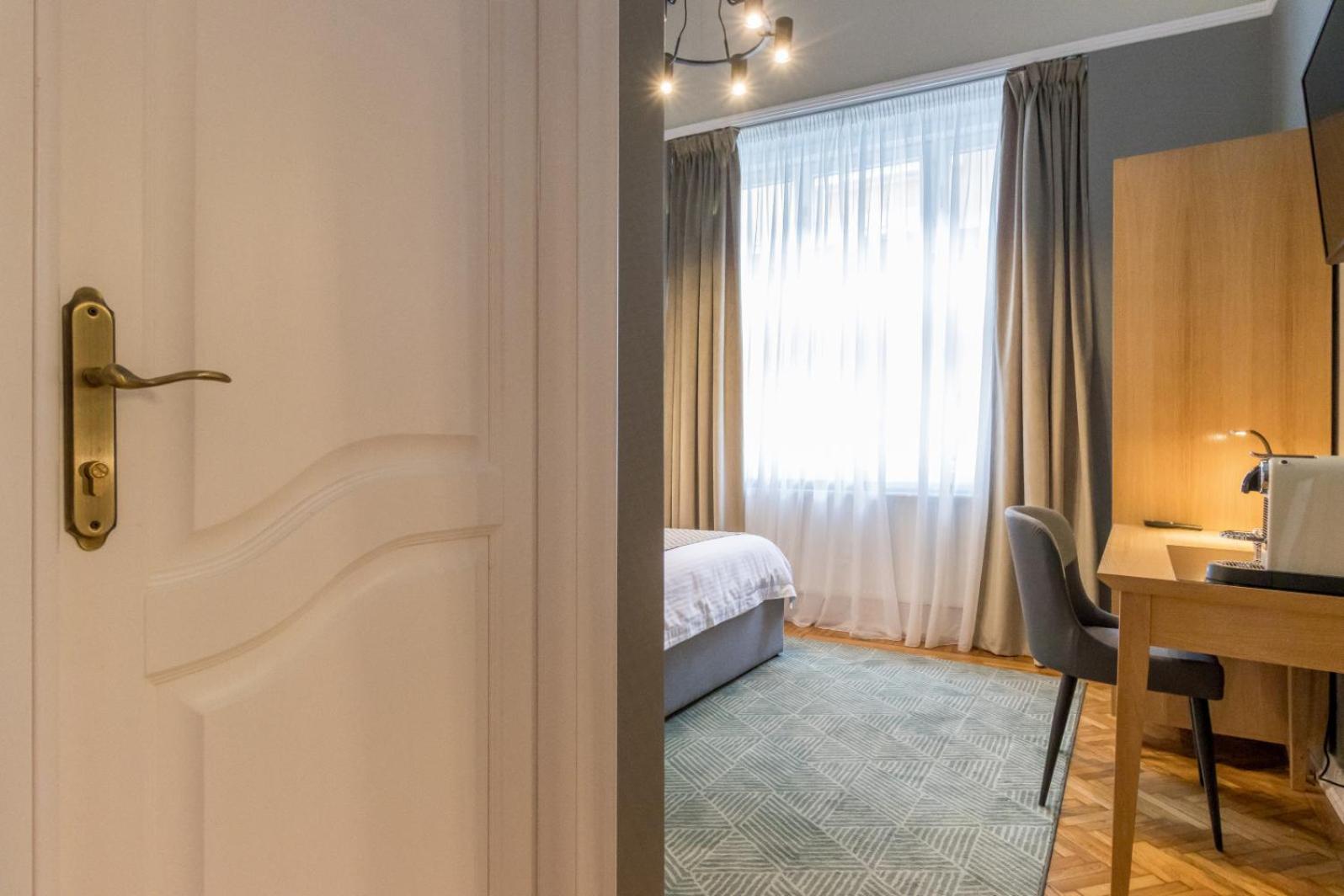 Standard Double Room - Photo 17