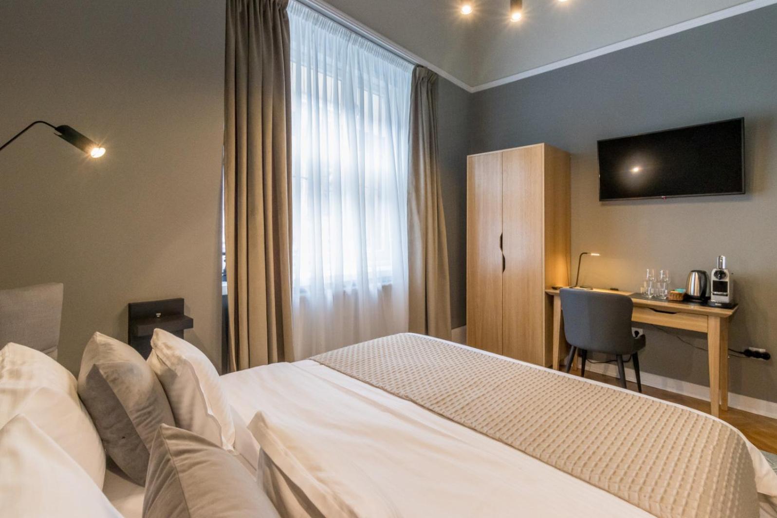 Standard Double Room - Photo 13