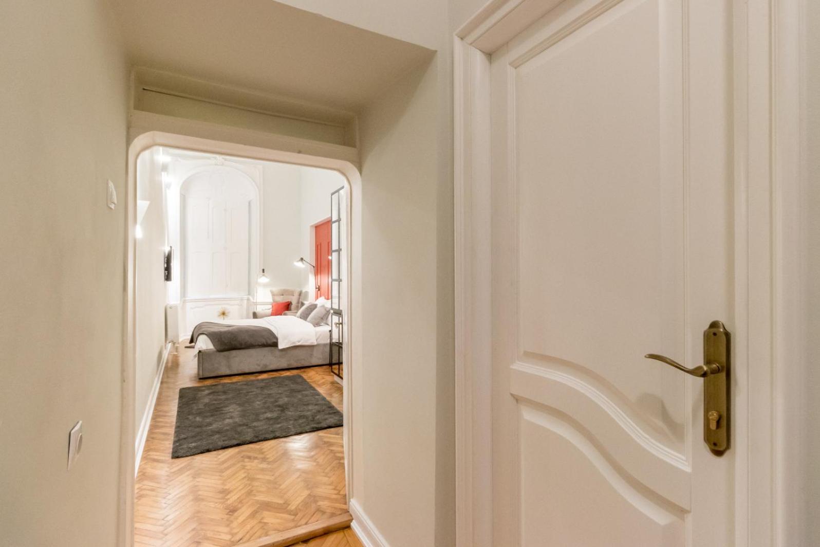 Budget Double Room - Photo 9