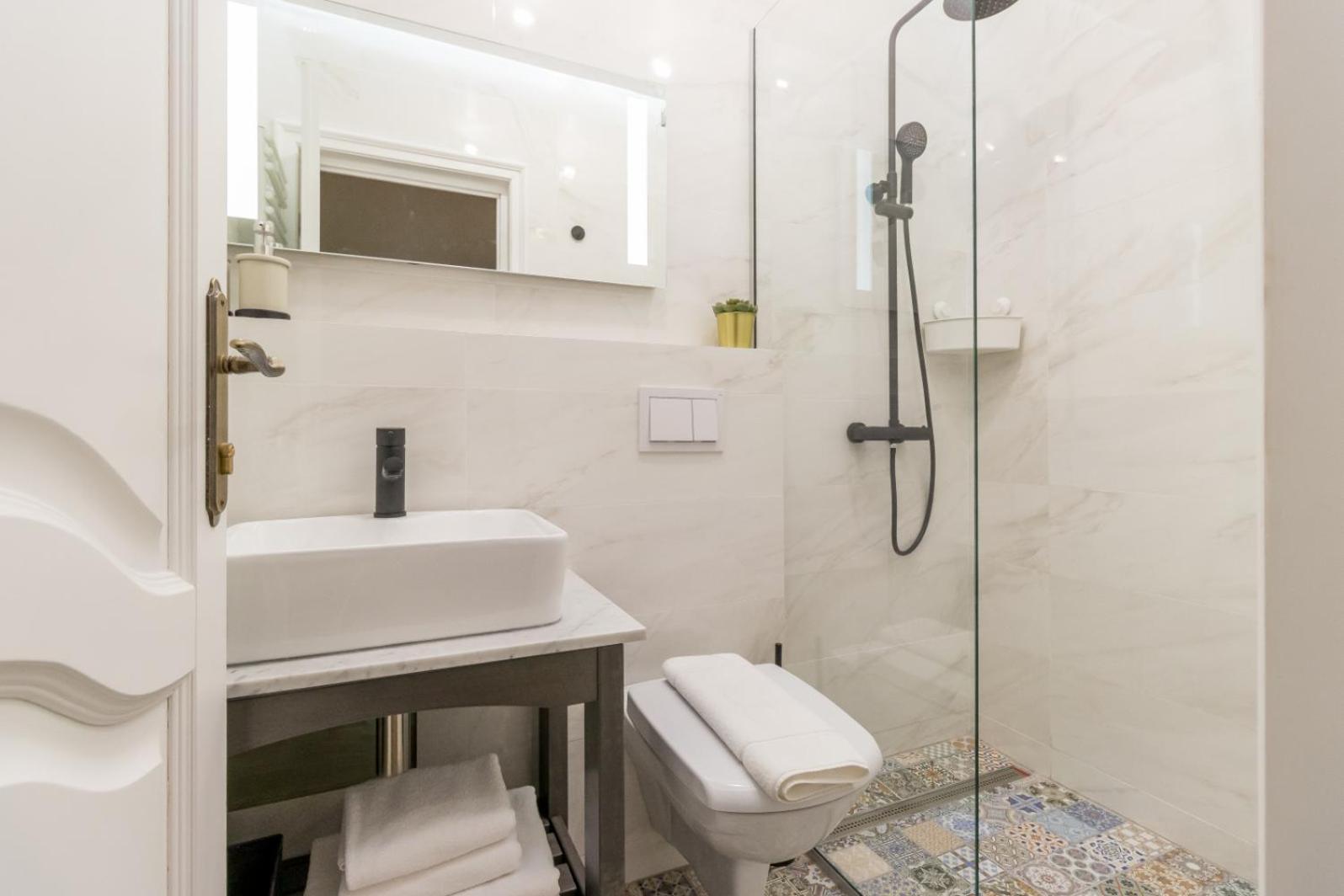 Budget Double Room - Photo 13